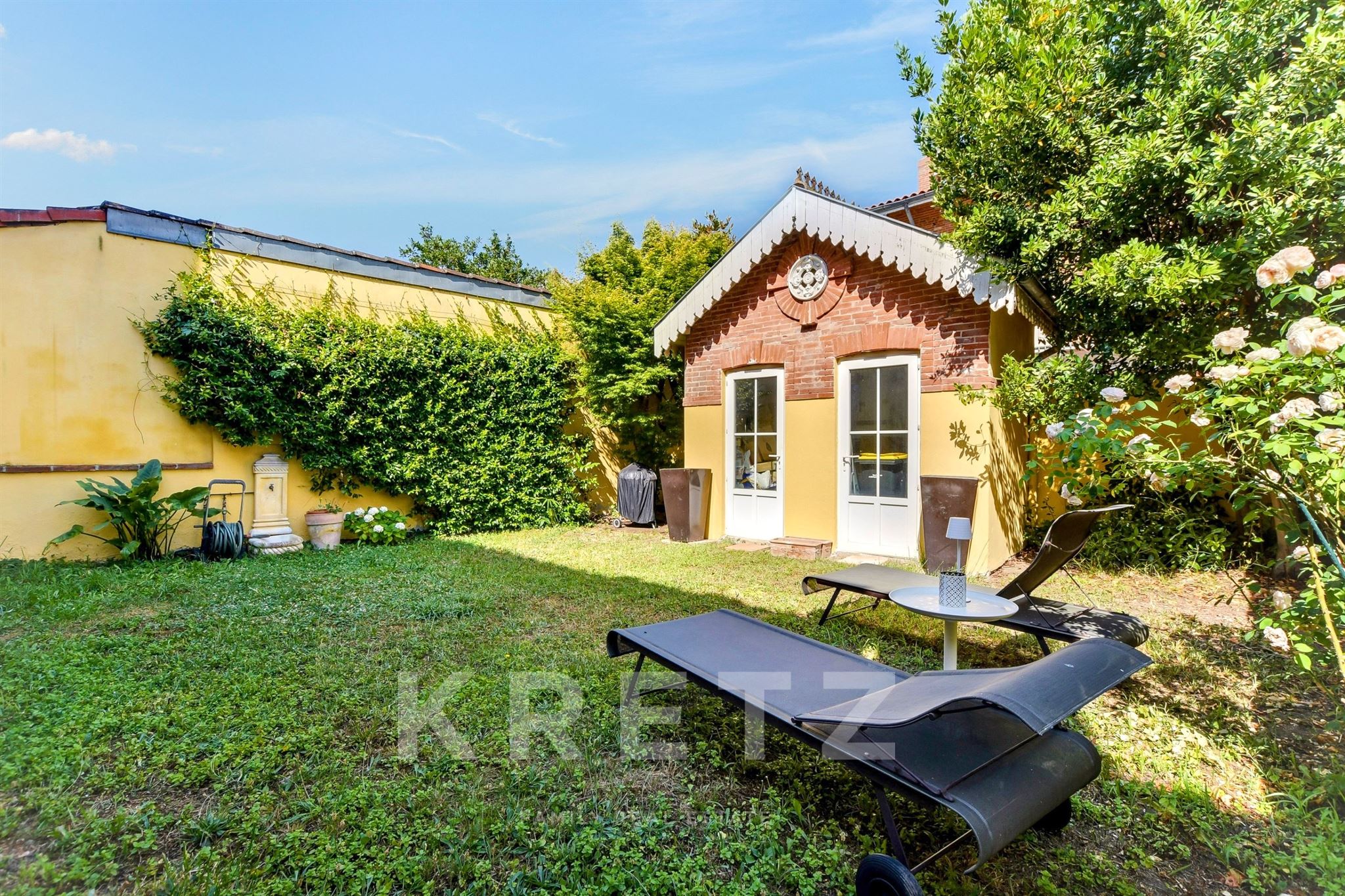 Bourgeois Townhouse with Garden and Garages in Les Chalets, Historic Centre of Toulouse