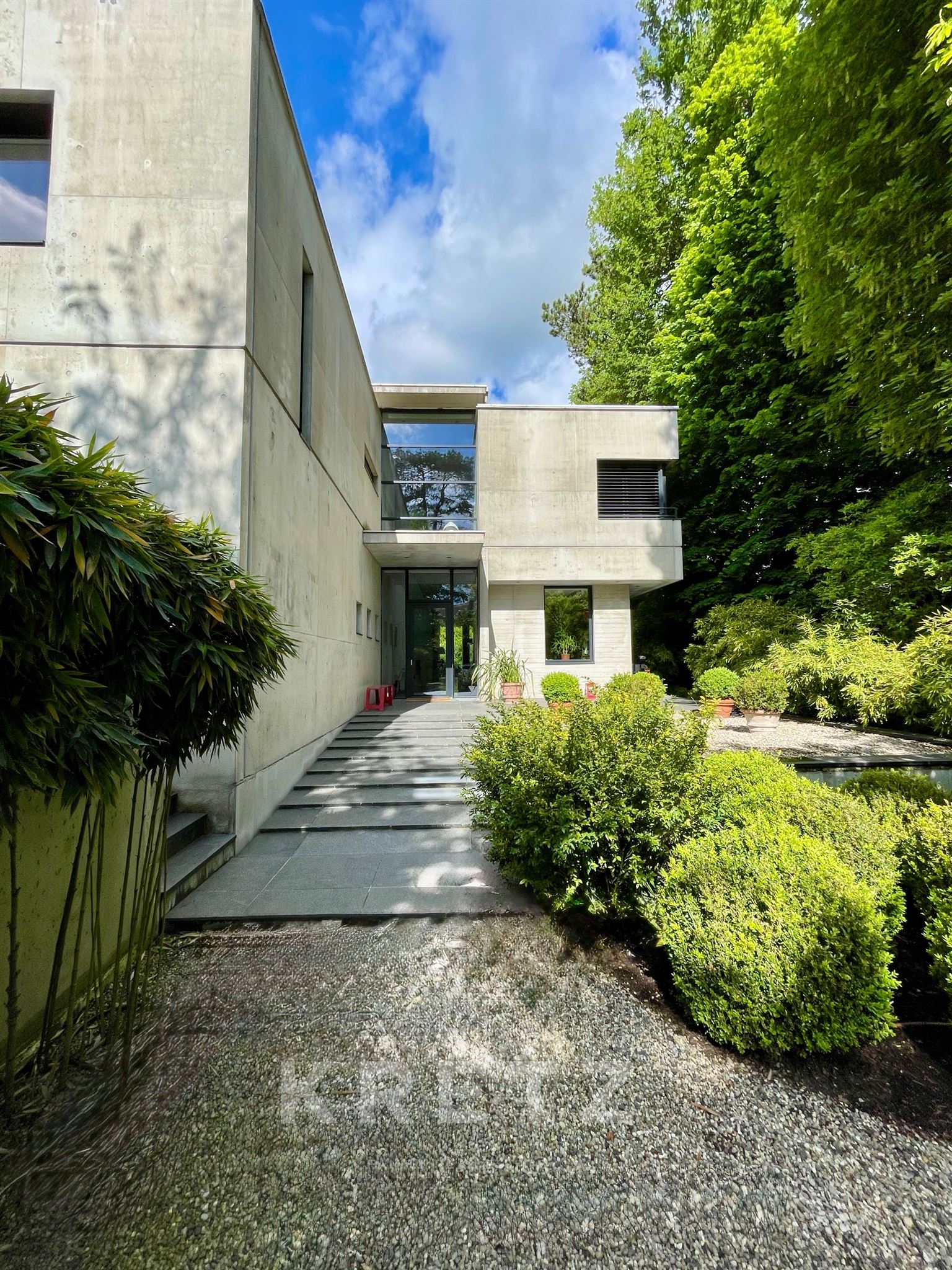 Contemporary villa in poured concrete