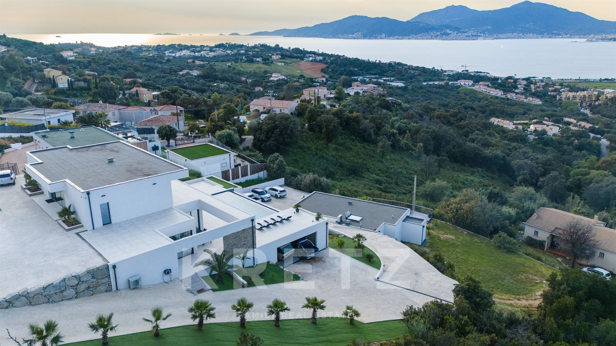 Vue splendide pour ces 2 maisons d'architecte de type californienne situées à Porticcio