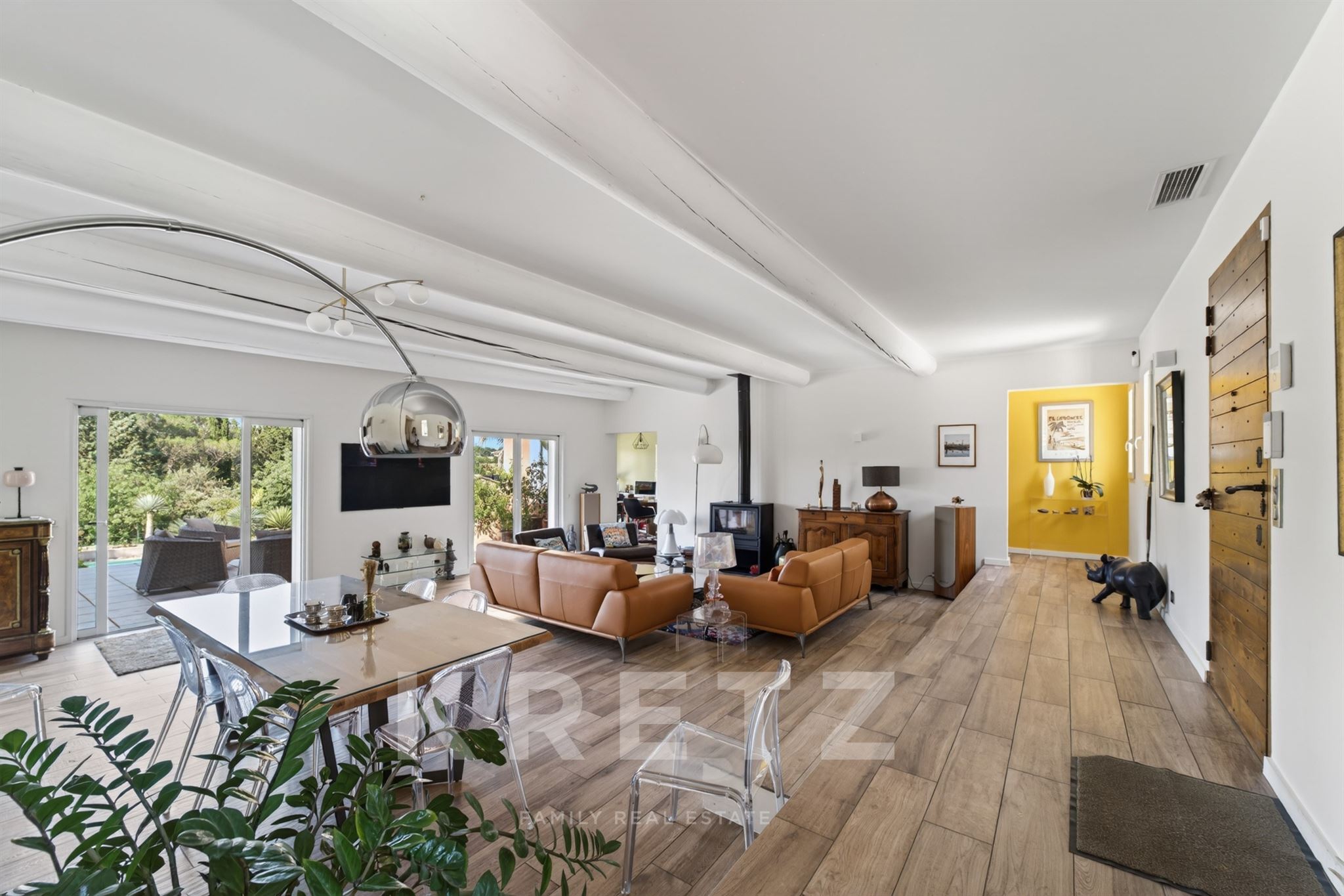 Nîmes west district, Single-storey architect-designed villa 217 m², heated pool, landscaped grounds 