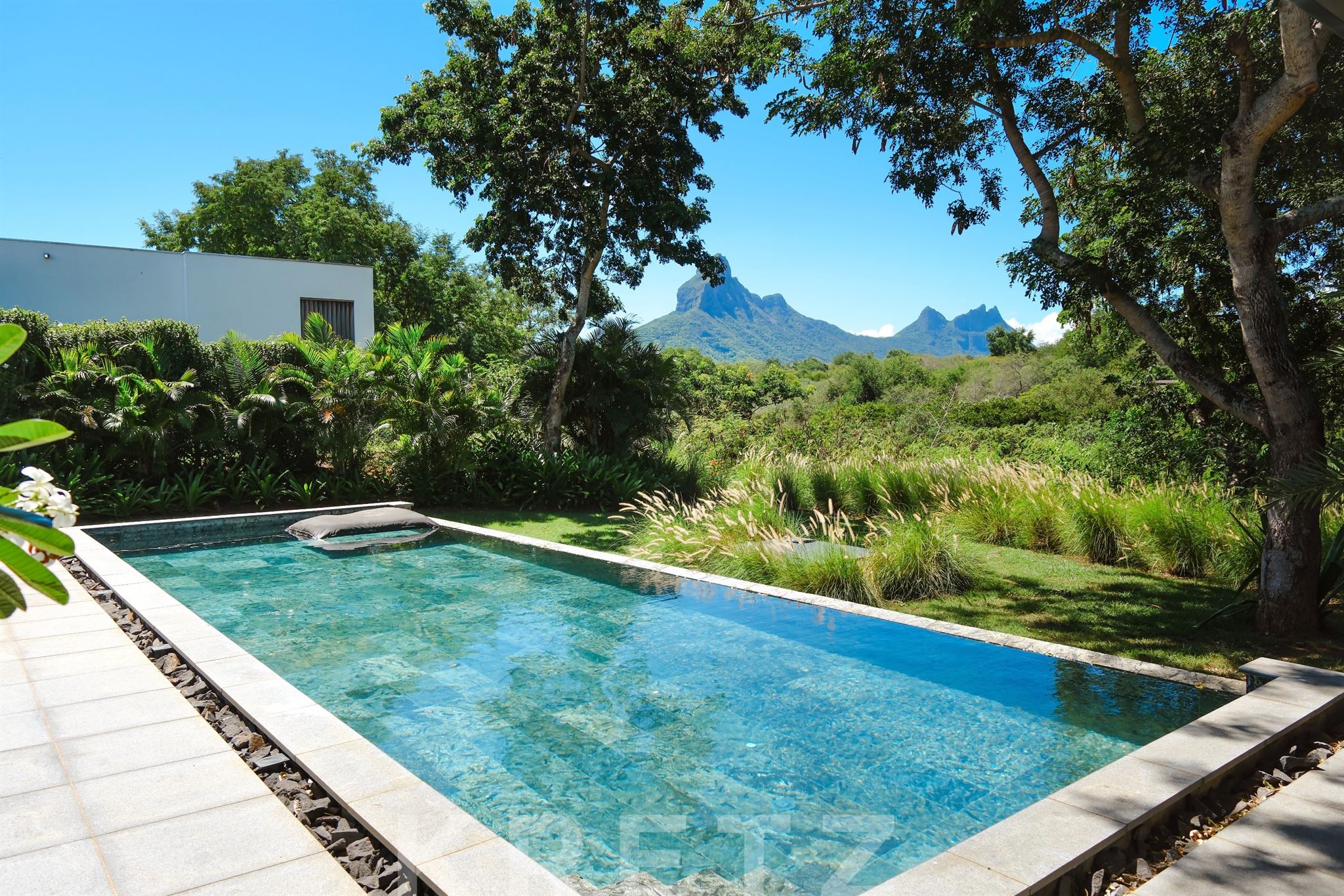 Contemporary 5-bedroom villa in a preserved natural setting