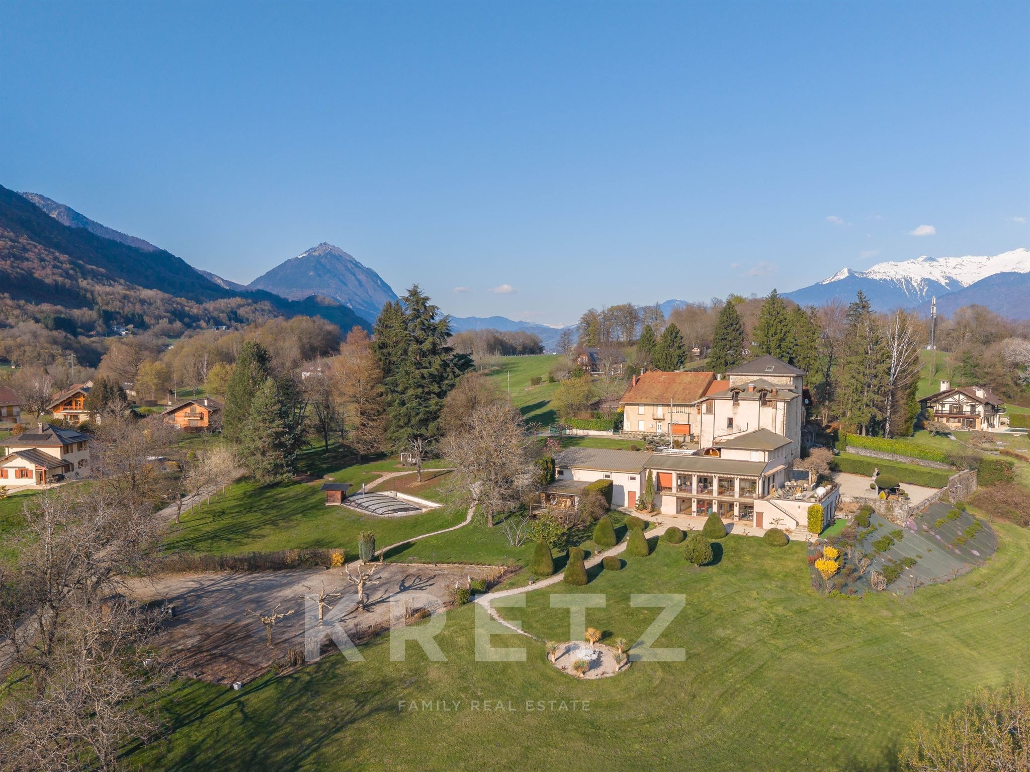 Château de Savoie, sentinelle historique entre Albertville et Chambéry.