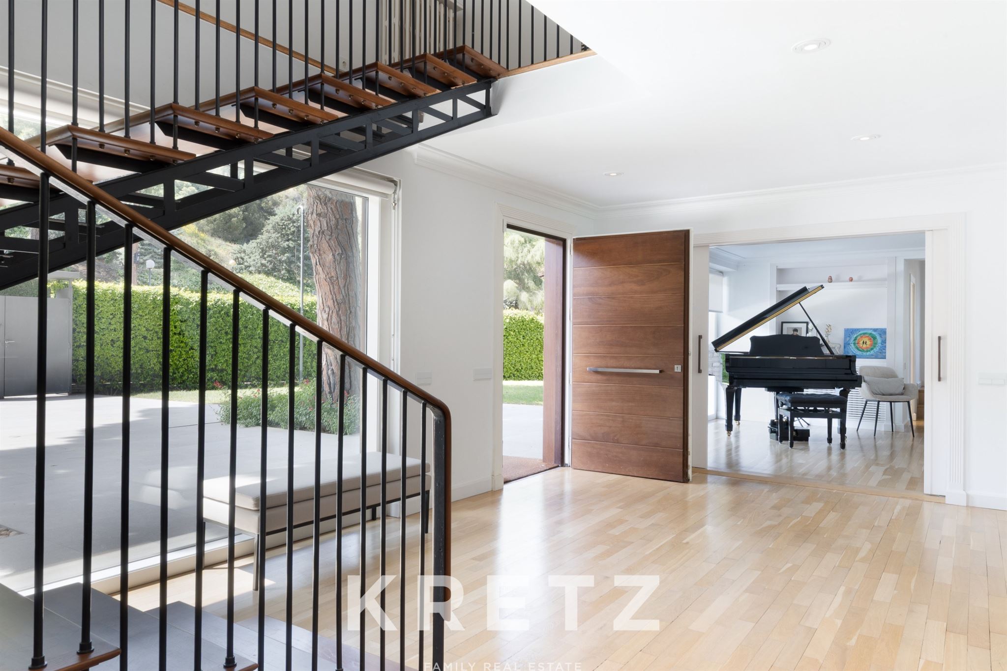 Architectural Elegance on Avenida Pearson