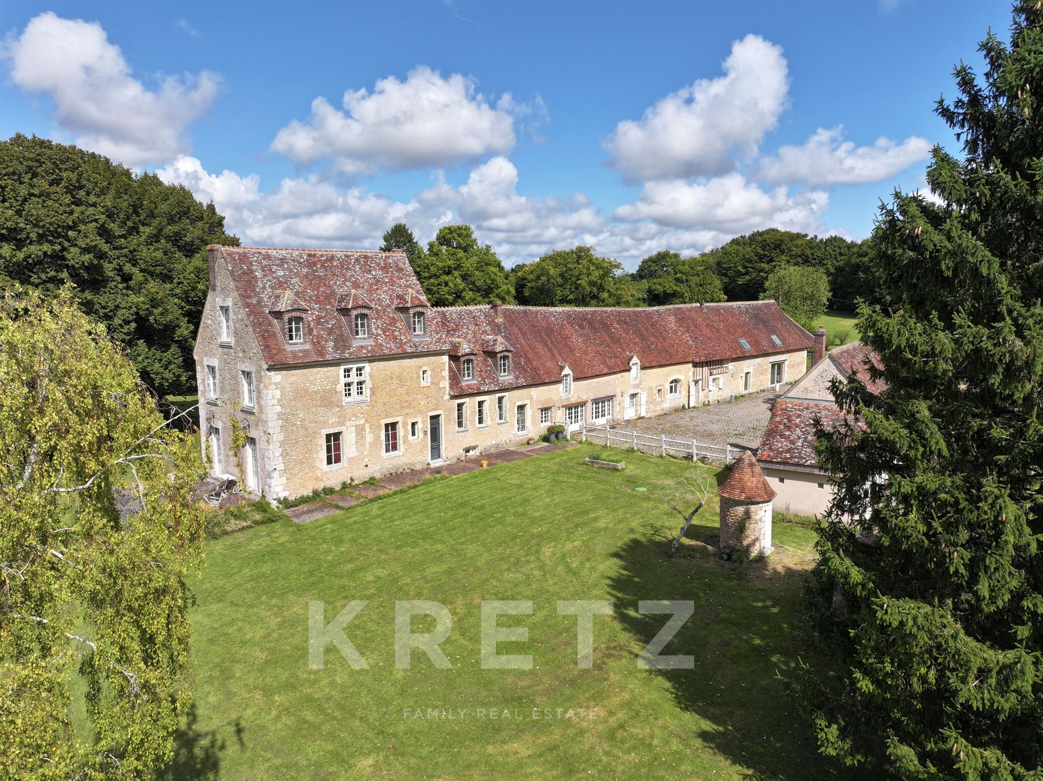Restored 16th-Century Manor, 12 Bedrooms, Outbuildings, Swimming Pool, Tennis Court, 2 Hectares