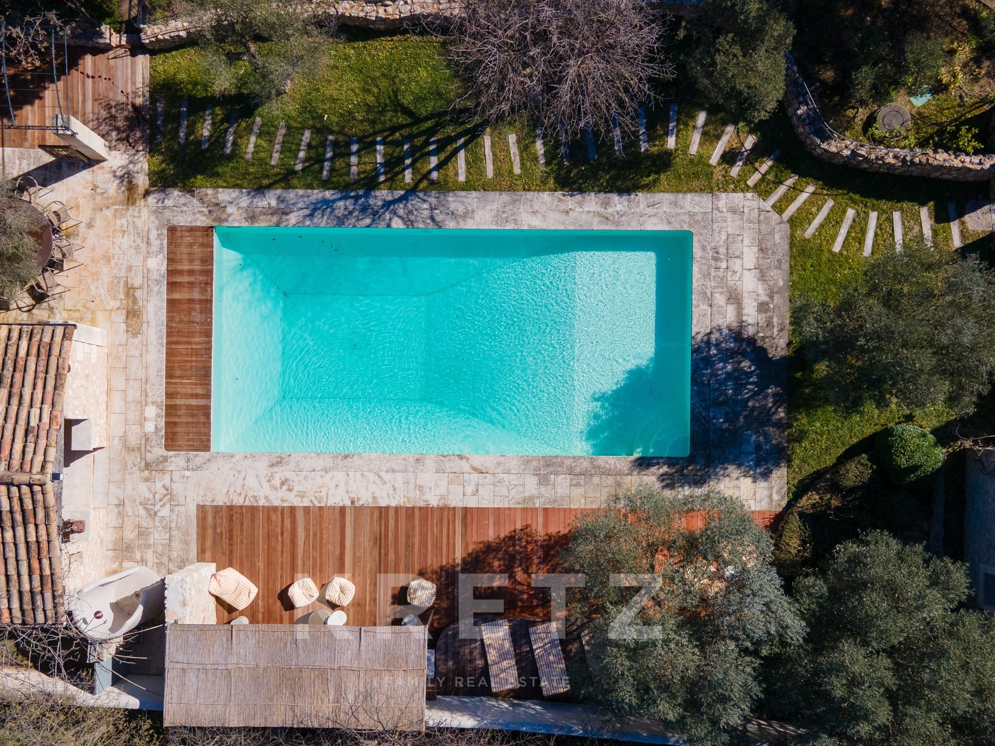 EXCLUSIVITÉ – EYGALIÈRES – MAS AUTHENTIQUE DU XVIIIe SIÈCLE DE 350 m2, 6 chambres