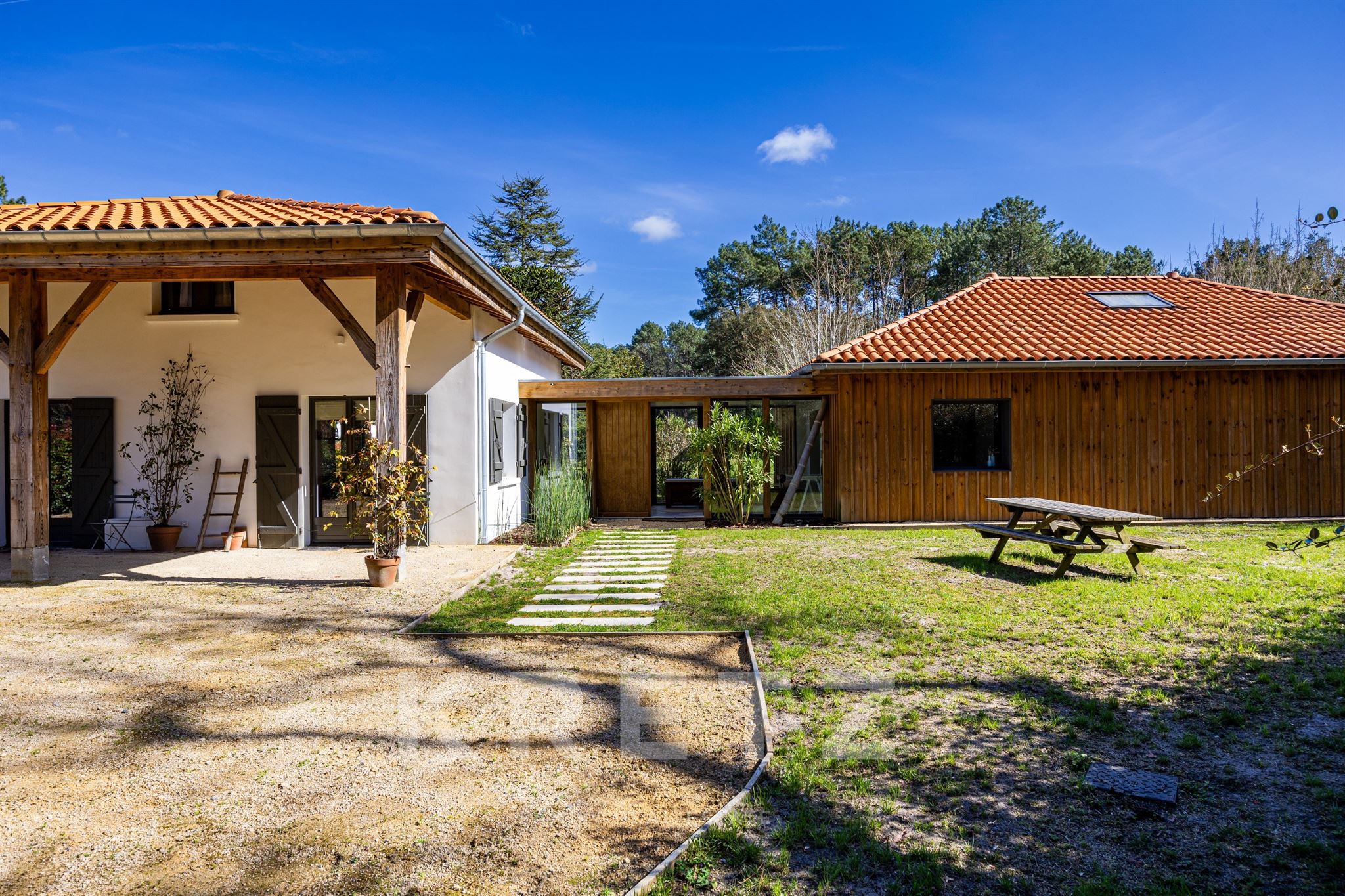 Architect-designed villa, elegance and serenity away from prying eyes.