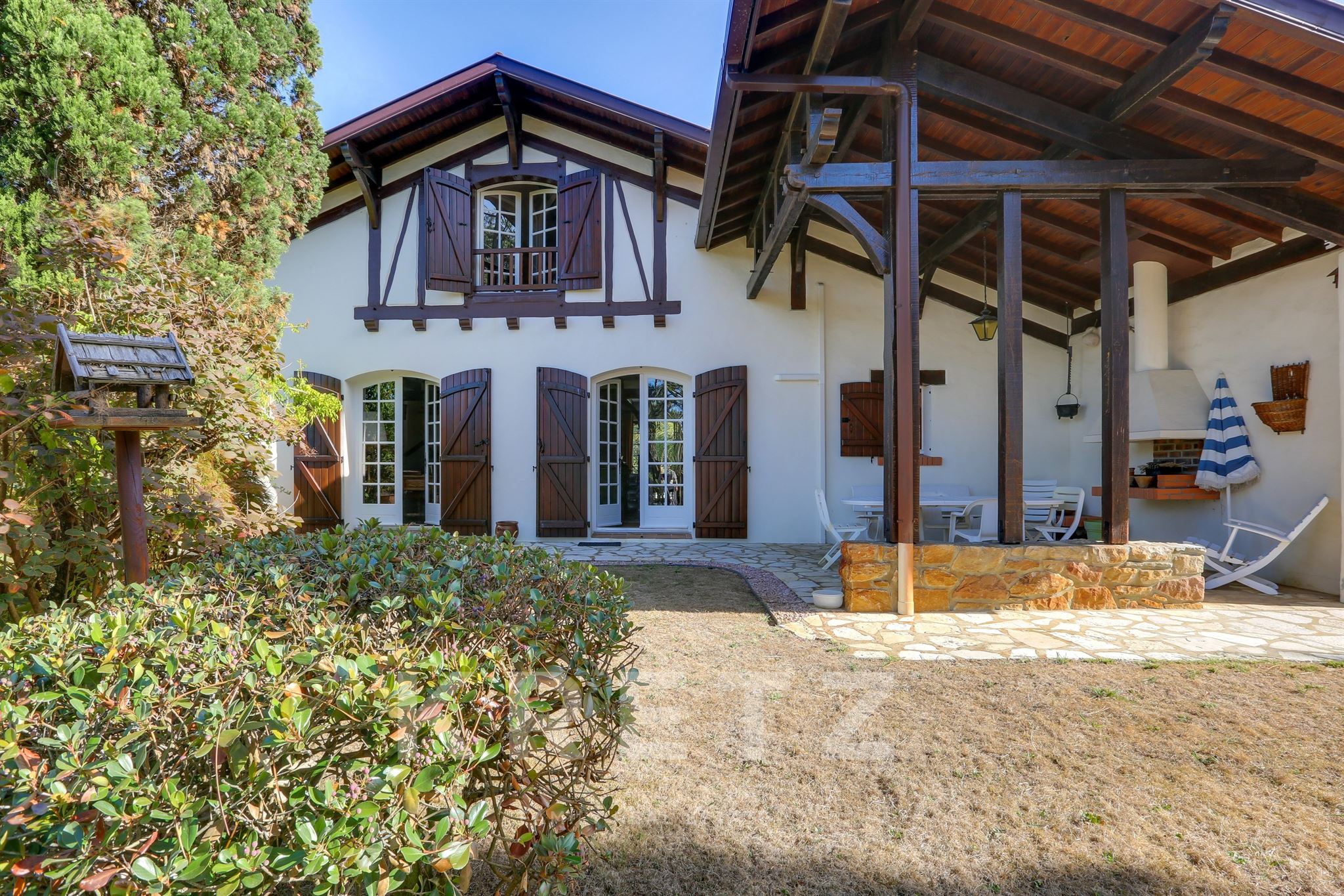 A 500 m del lago — Villa de estilo vasco-landés con carácter y piscina