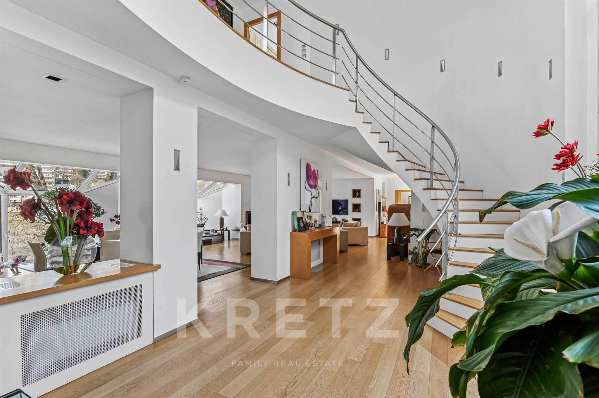 Architect-designed house with large garden and swimming pool on the banks of the Seine
