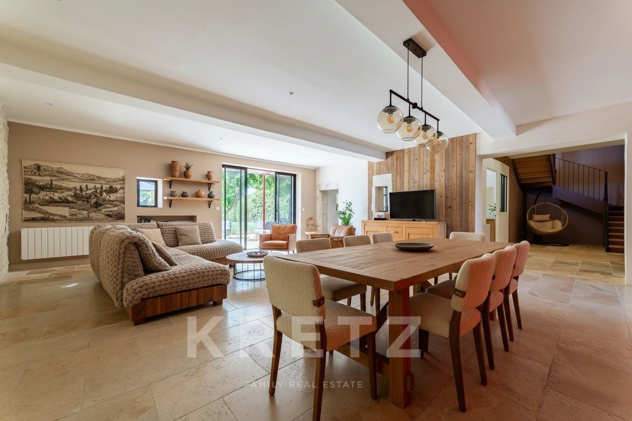 Old barn renovated with swimming pool and land in the heart of countryside Nîmoise