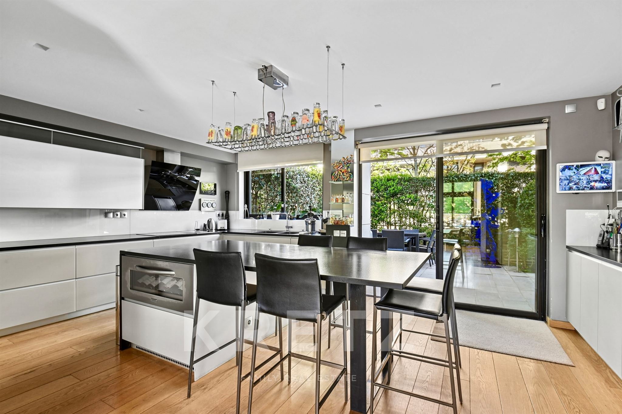 Contemporary 400m2 house on the banks of the Seine with a rooftop terrace