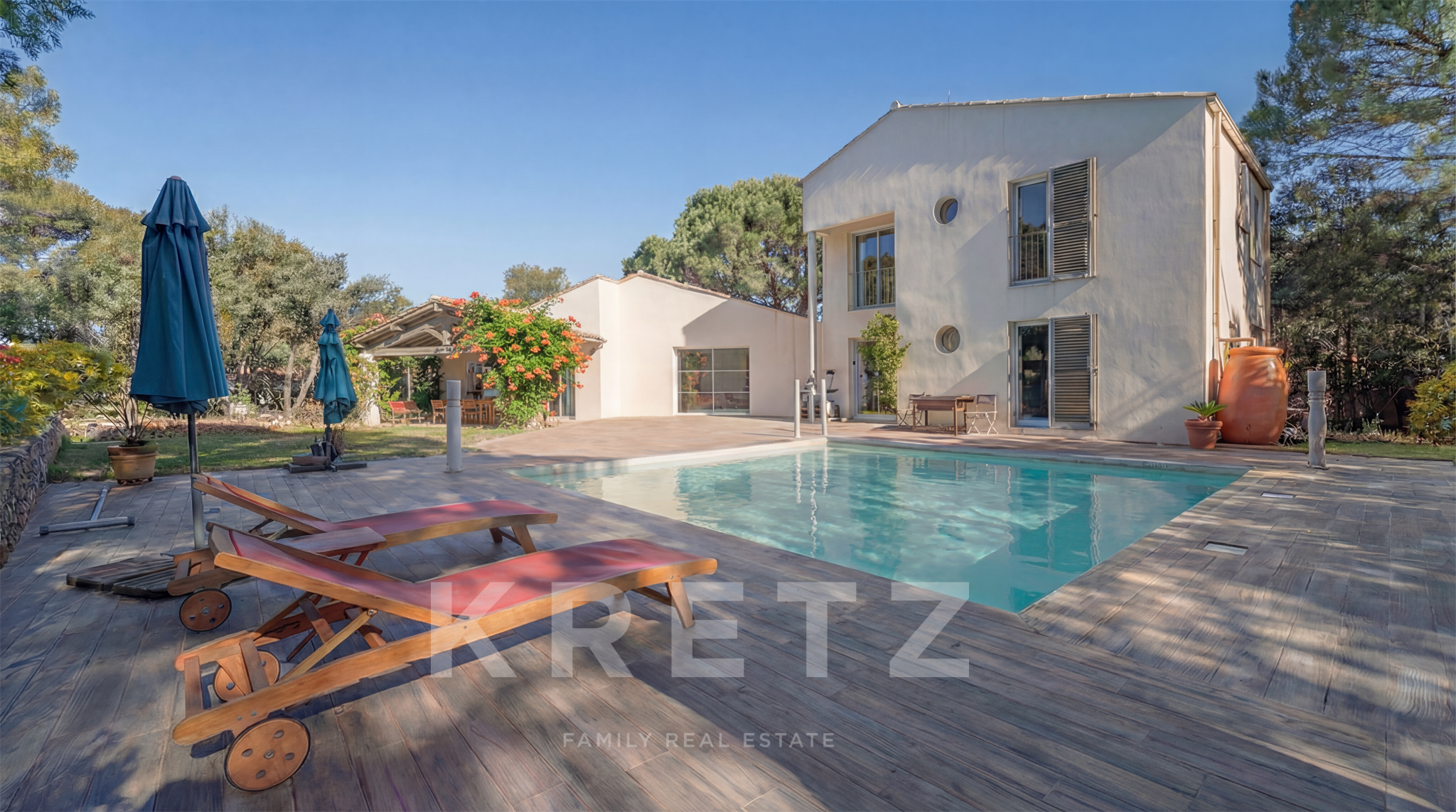Maison familiale de 223m2, sa piscine et son terrain arboré de 3000 m² à Nîmes secteur recherché