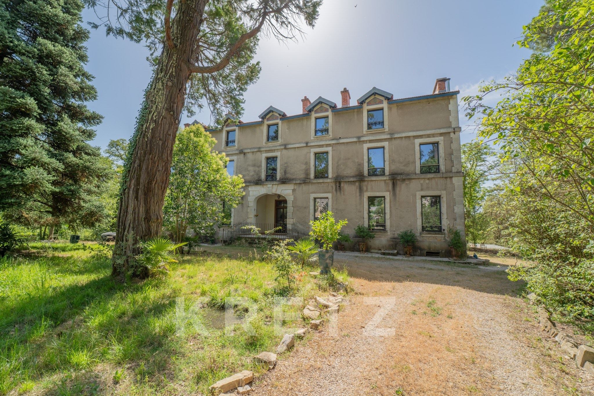 Propriedade excepcional com casa senhorial, adega e anexos no sopé das montanhas de Cévennes