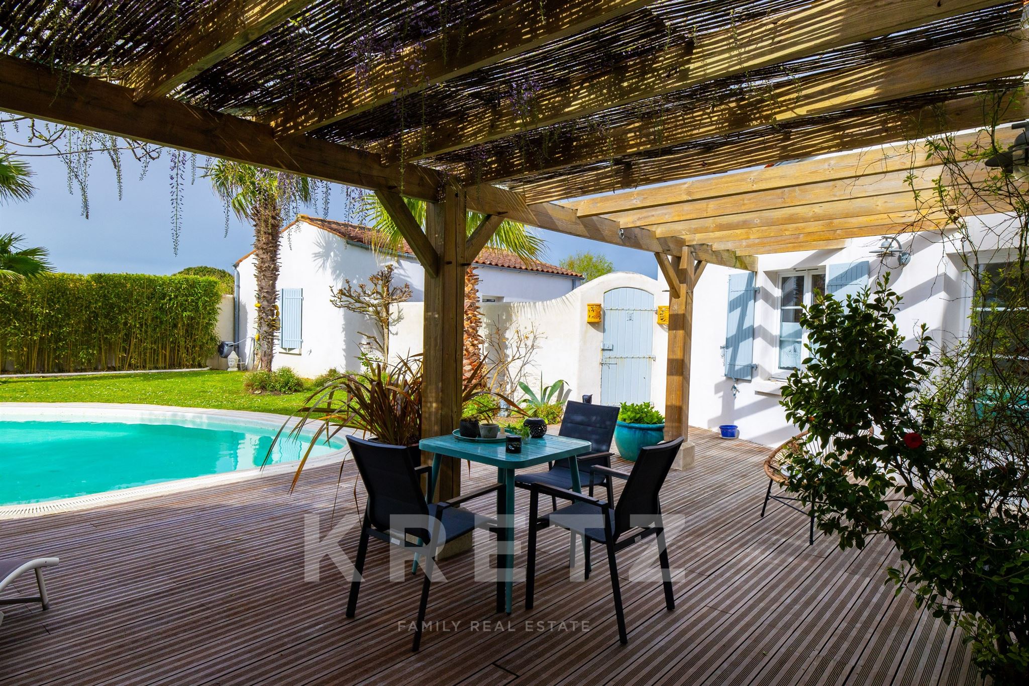 203 sqm villa with 5 suites and a swimming pool