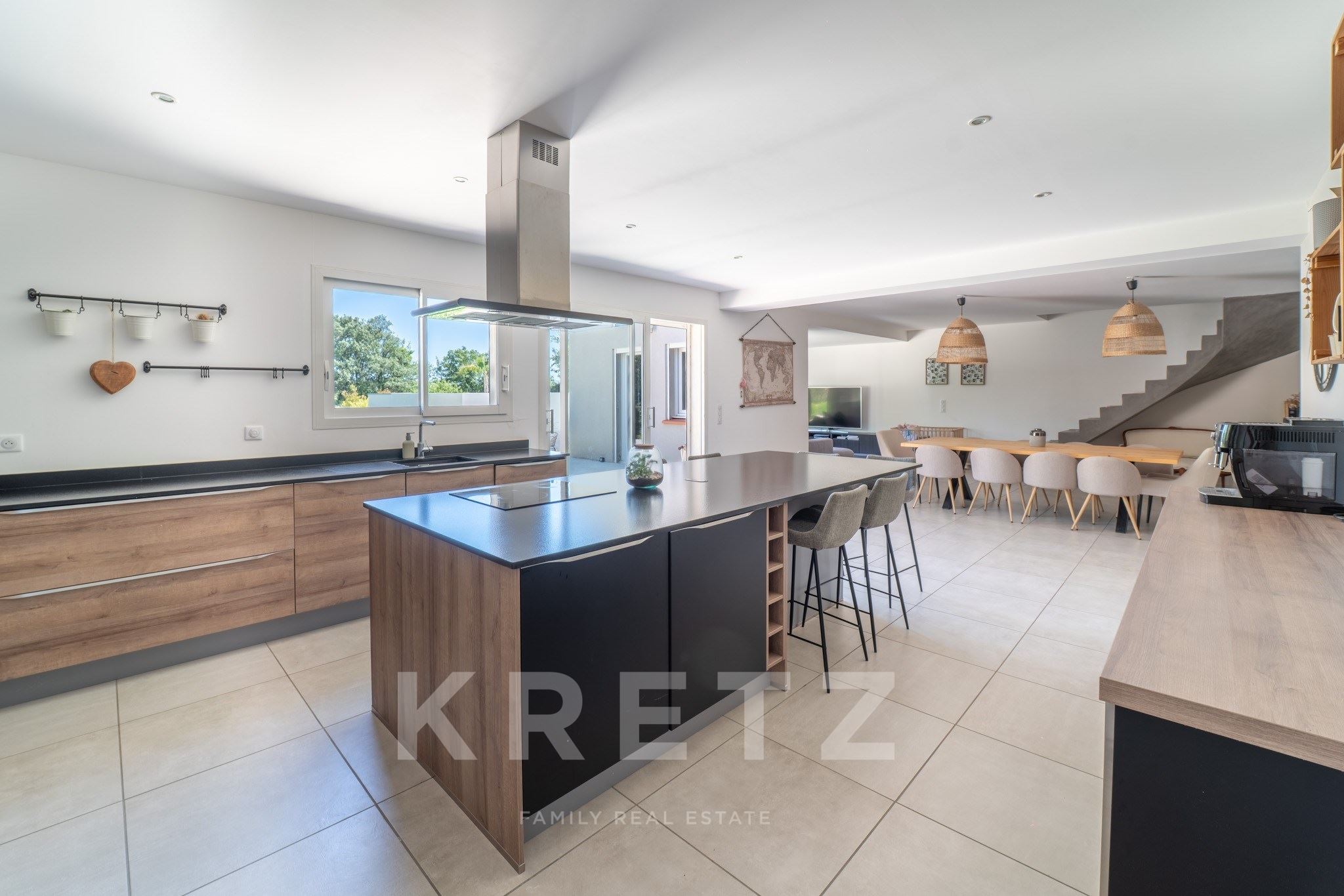 Exclusiva propiedad compuesta por dos villas contemporáneas con piscinas privadas en una parcela aja