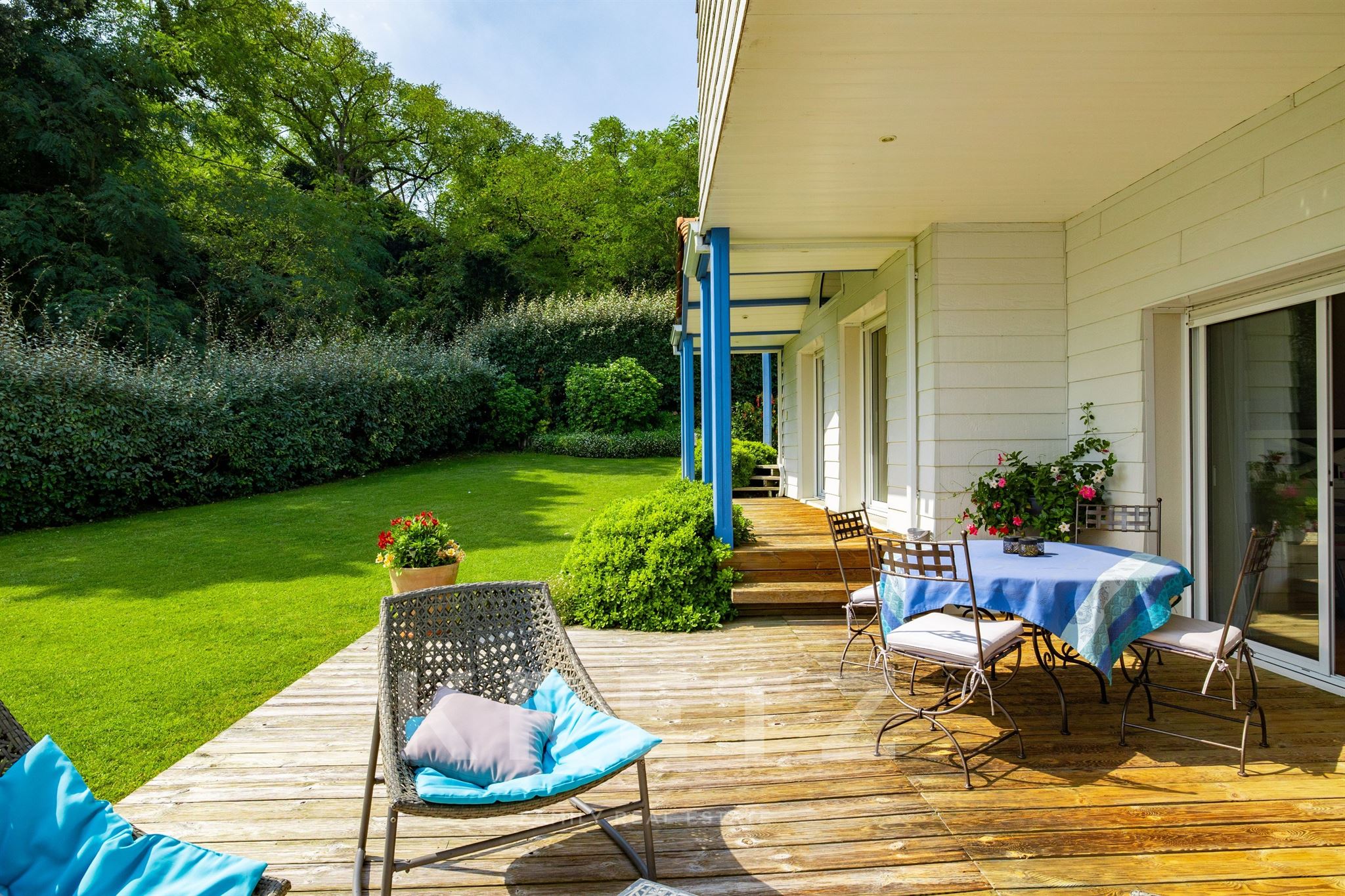 Louisiana-Style 235 m² Property, 200 m from the Beach with Pool