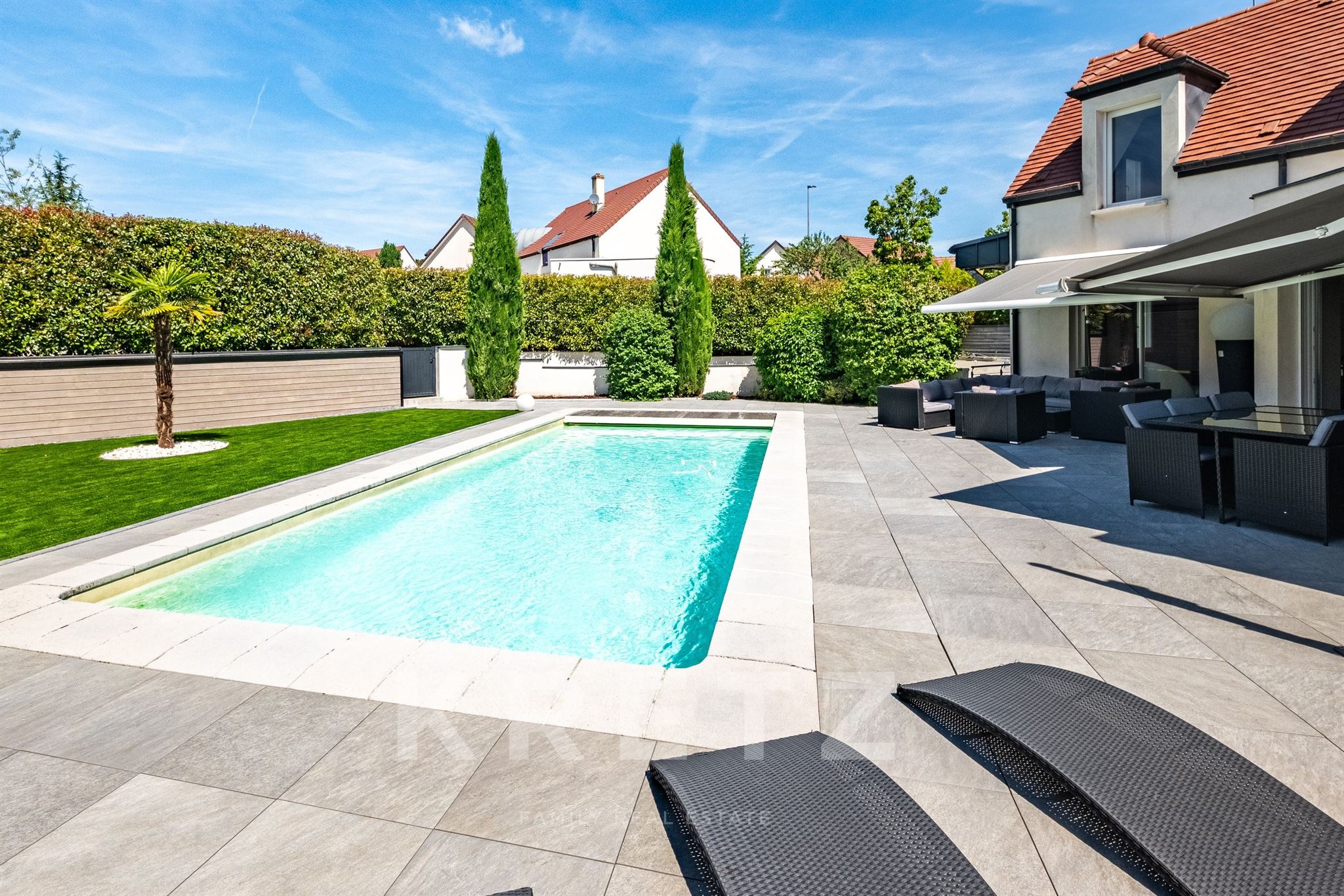 ELEGANT CONTEMPORARY FAMILY VILLA WITH POOL - NEAR DIJON