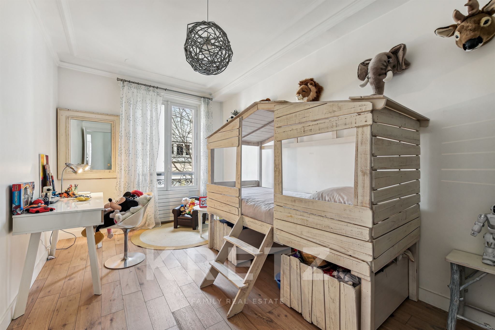 Exclusive to Paris 16 - Victor Hugo. Mansion