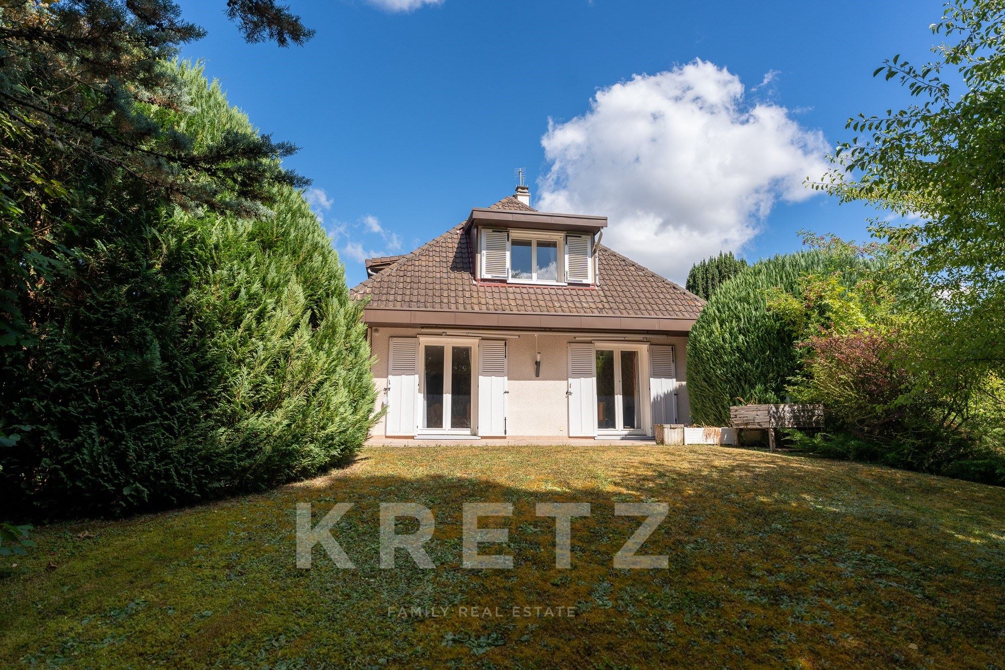 Contemporary Home with Landscaped Garden and Convertible Attic – Prévessin-Moëns, 10 Minutes from Ge