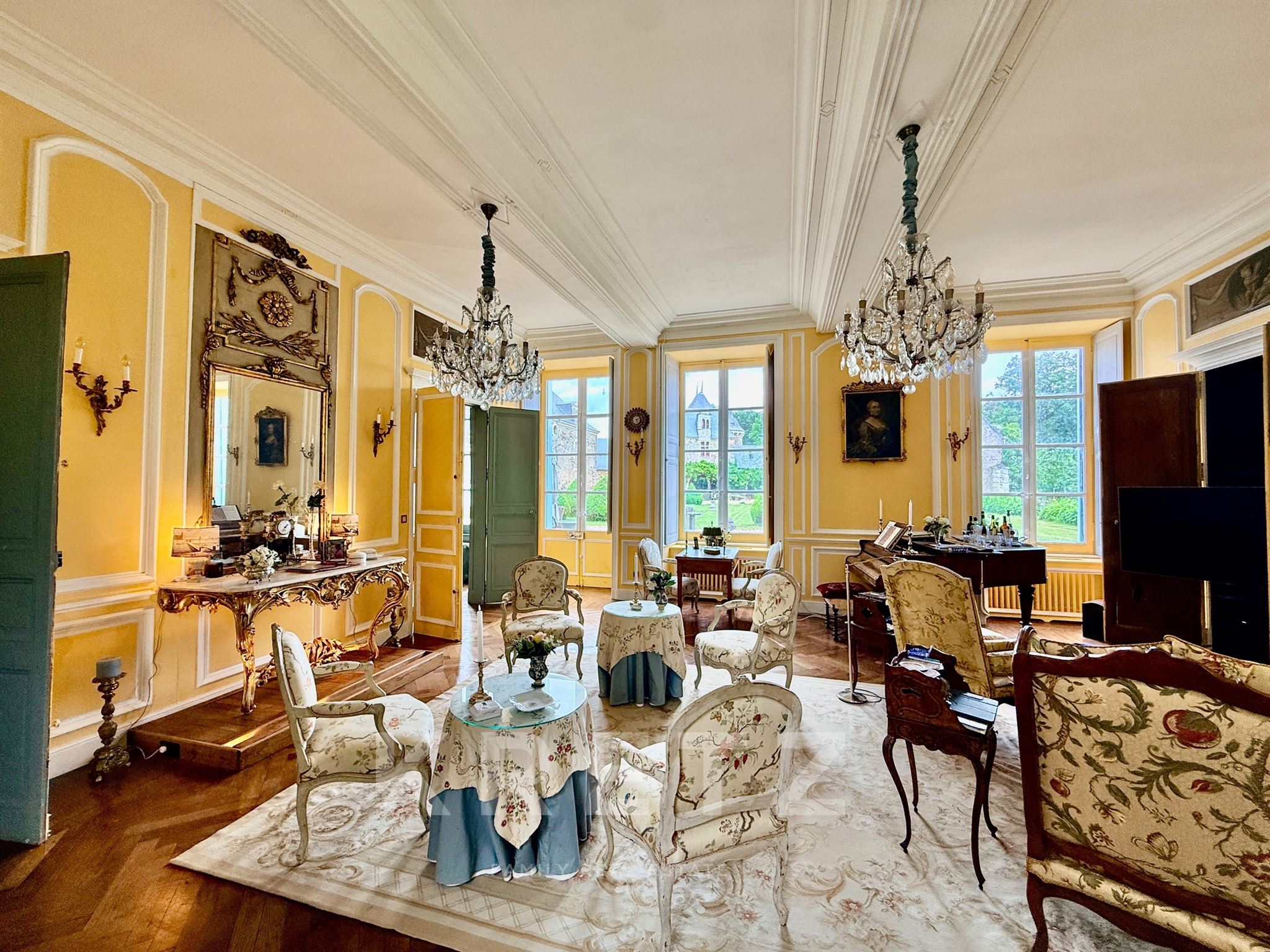 Magnificent Listed Château (15th–17th centuries) near Angers - 71ha