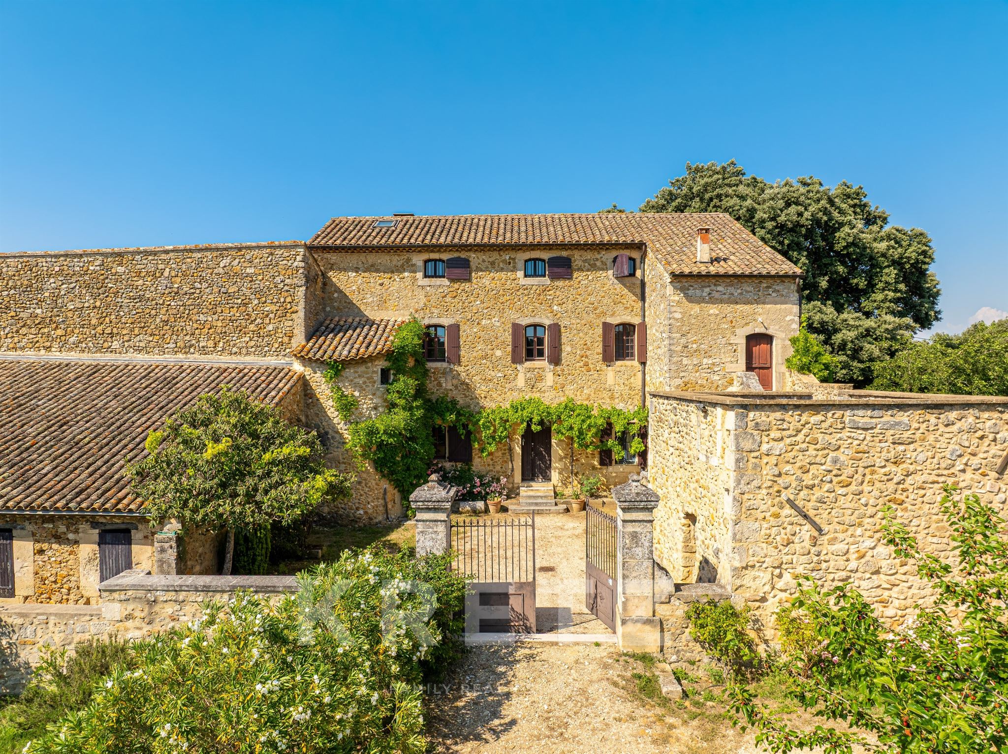EXCEPTIONAL PROPERTY IN THE HEART OF DRÔME PROVENÇALE