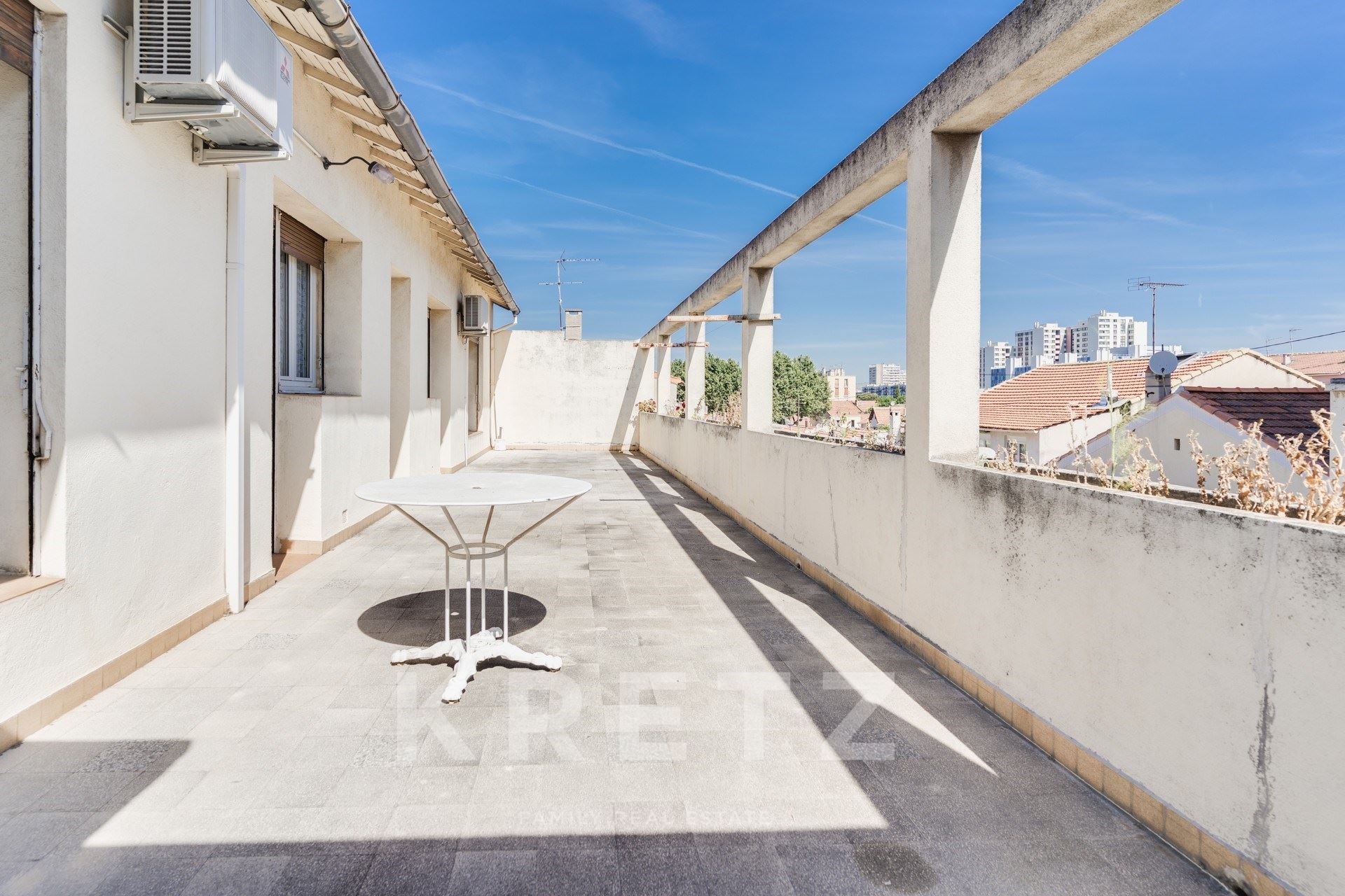 ENSEMBLE DE DEUX IMMEUBLES AVEC GARAGES ET HANGAR