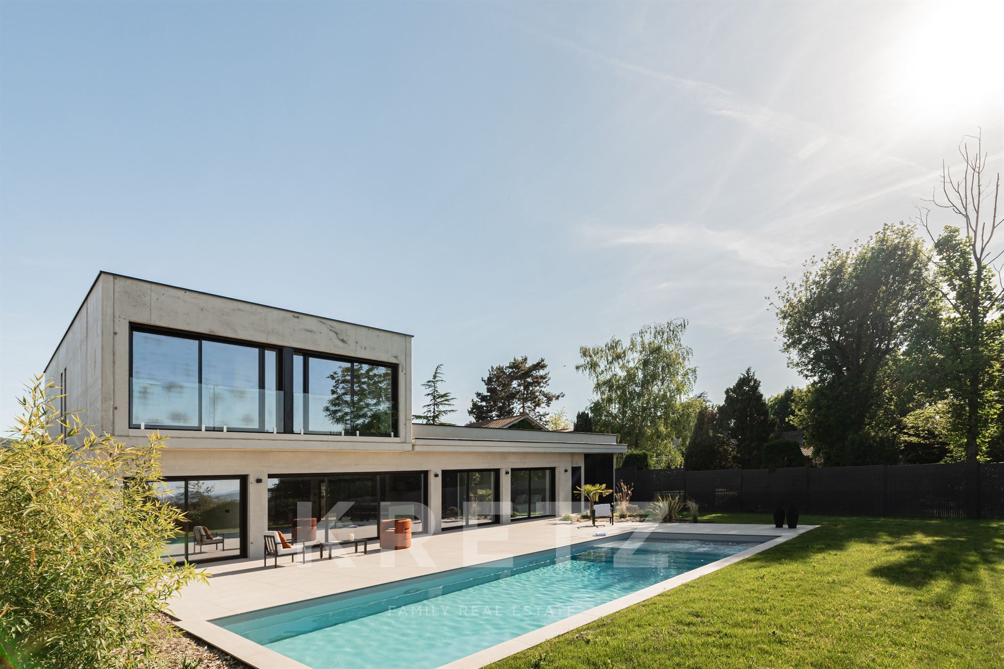Villa d'architecte avec piscine et vue dégagée