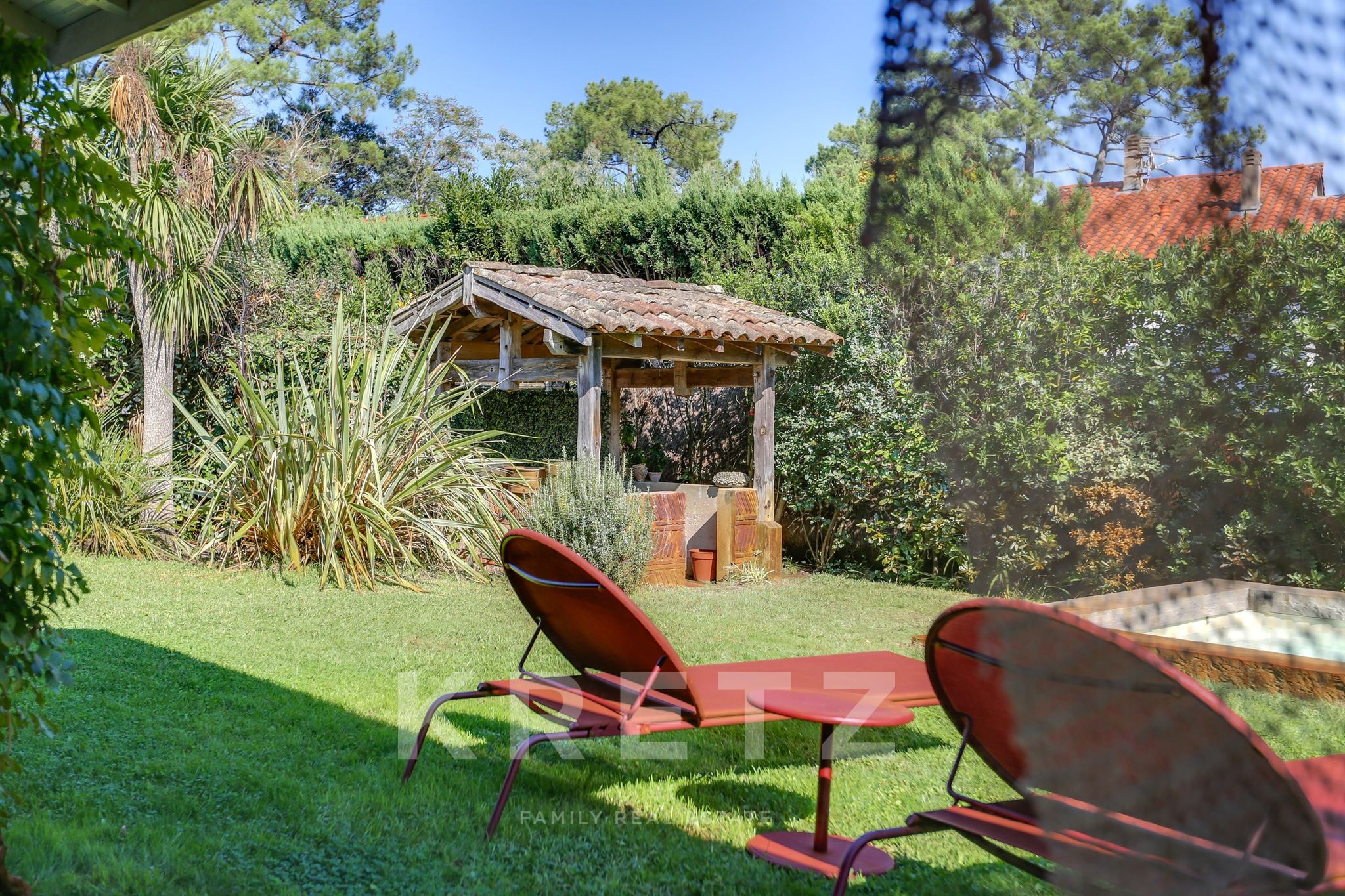 Capbreton, just steps from the market hall and the beach: a villa combining charm, privacy, and potential.