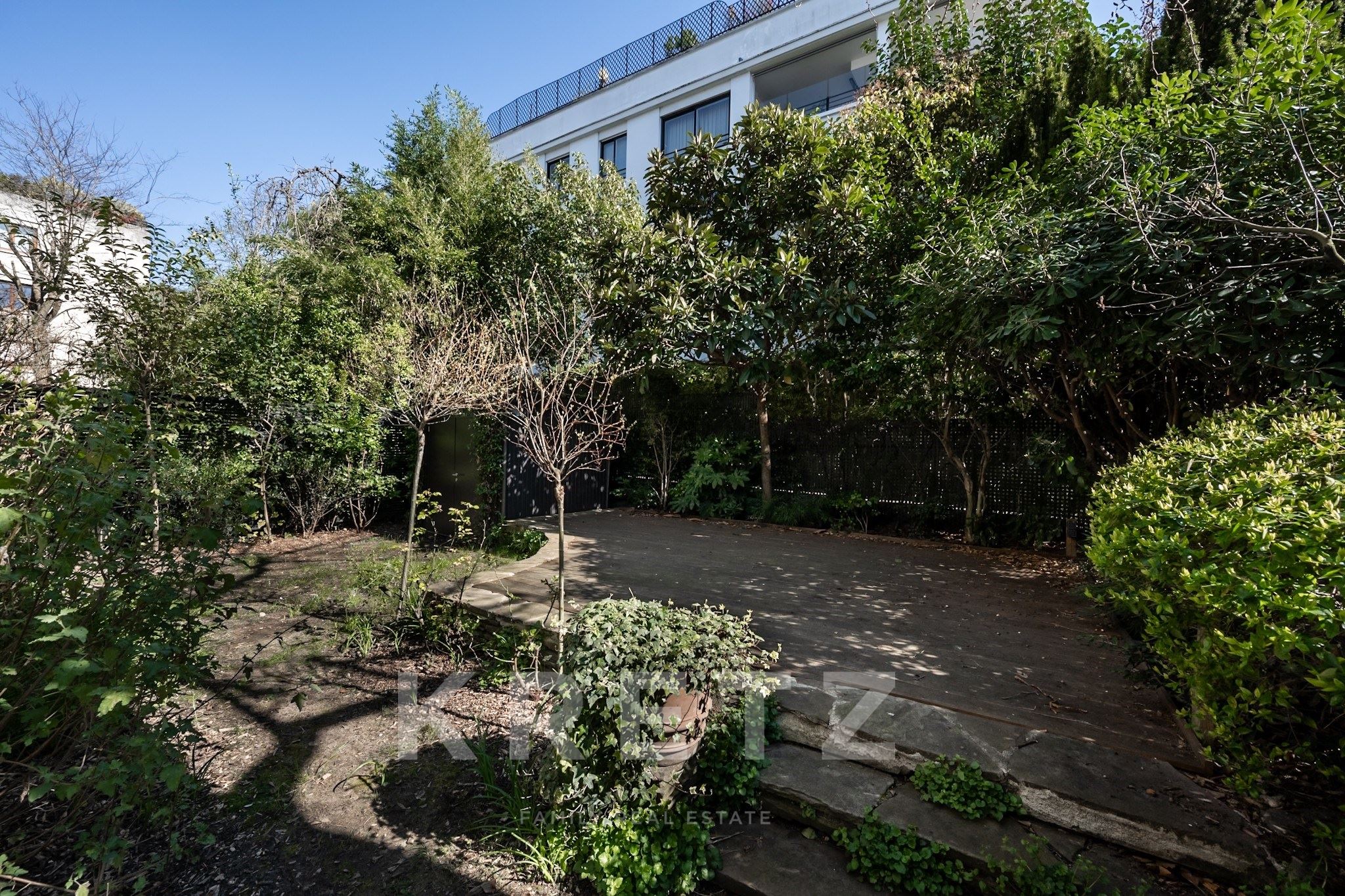 Neuilly Saint James. Duplex jardin terrasse. 4 chambres