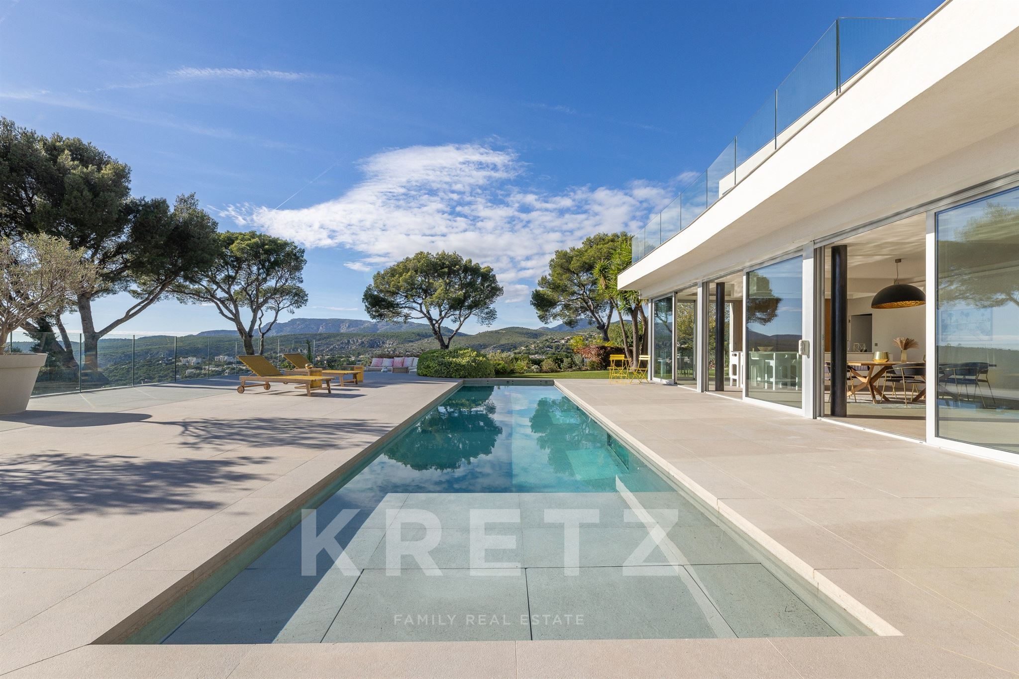Contemporary house with sea view