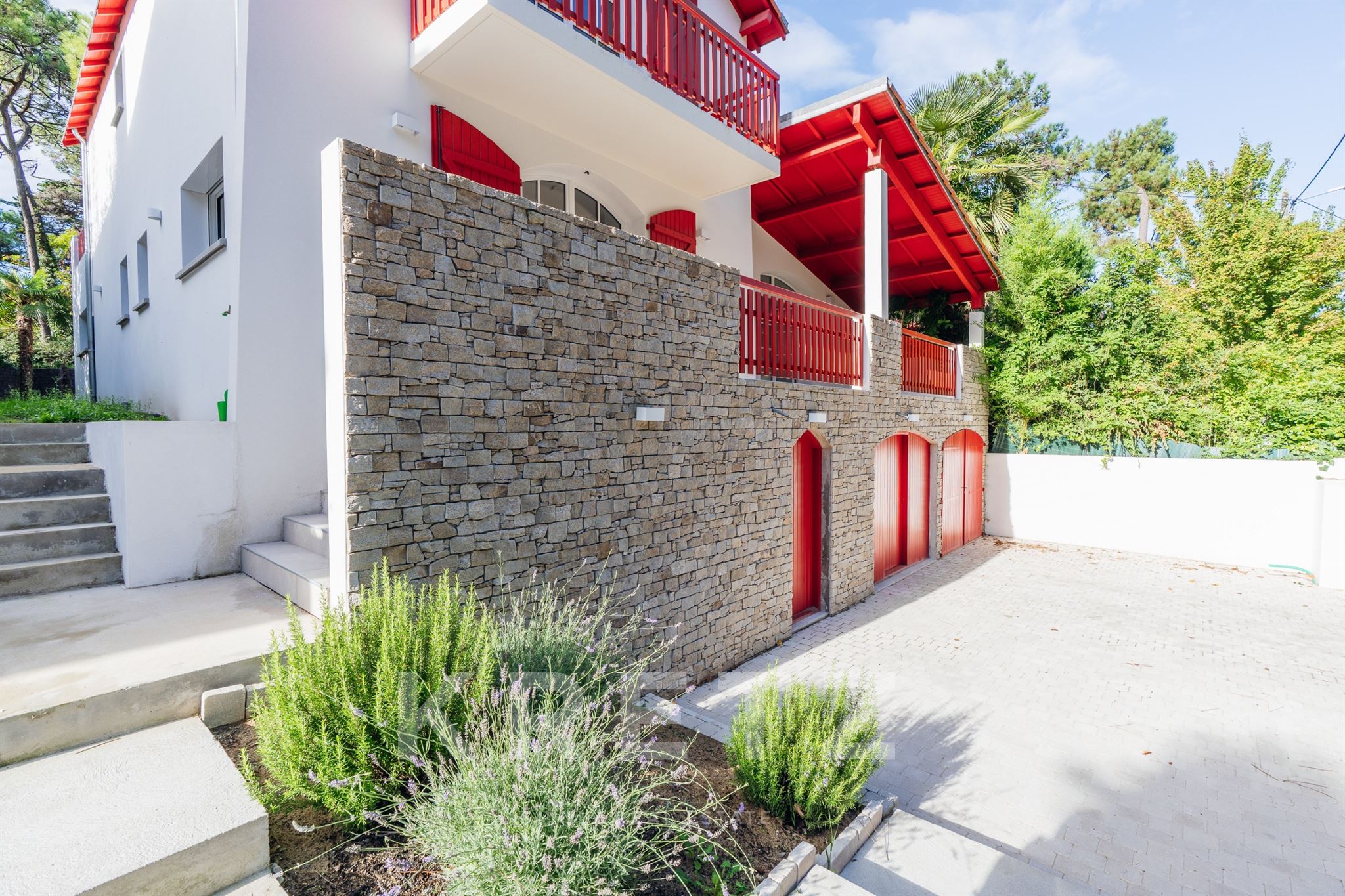 BASQUE ELEGANCE IN A PRIVATE GREEN SETTING