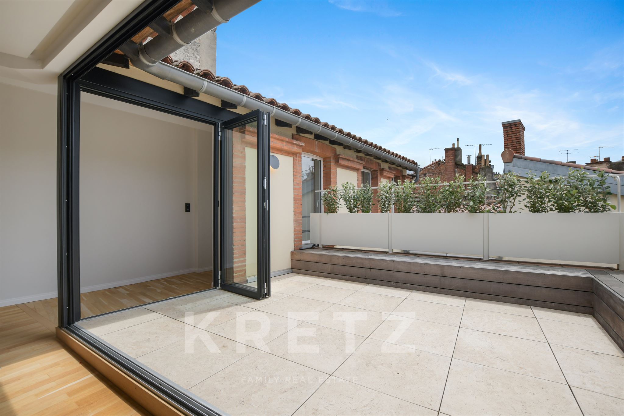 TOULOUSE - CARMES, 229 M² TOP FLOOR APARTMENT WITH TERRACE AND ELEVATOR