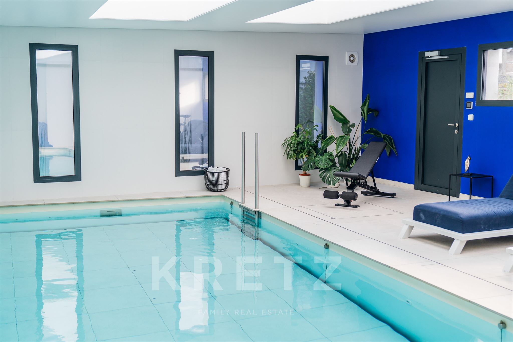Maison contemporaine avec Piscine intérieur
