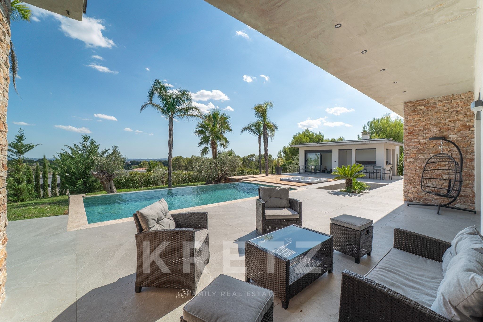 Nîmes - Villa contemporaine de 250m2 avec vue dégagée panoramique au sein d'un domaine privé