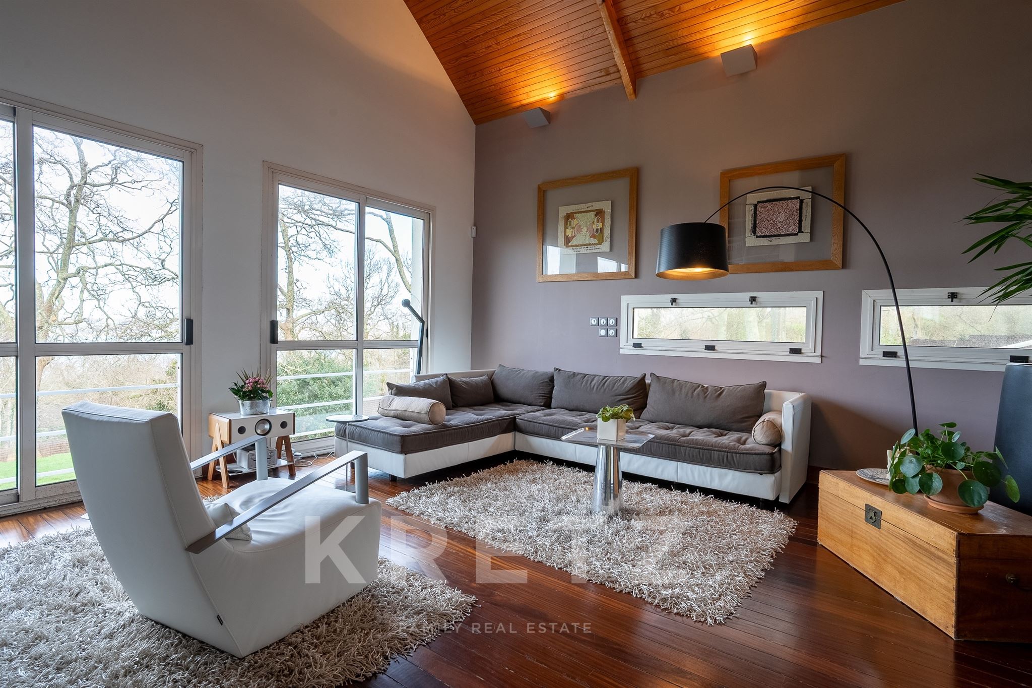 Casa projetada por arquiteto com vista para o mar