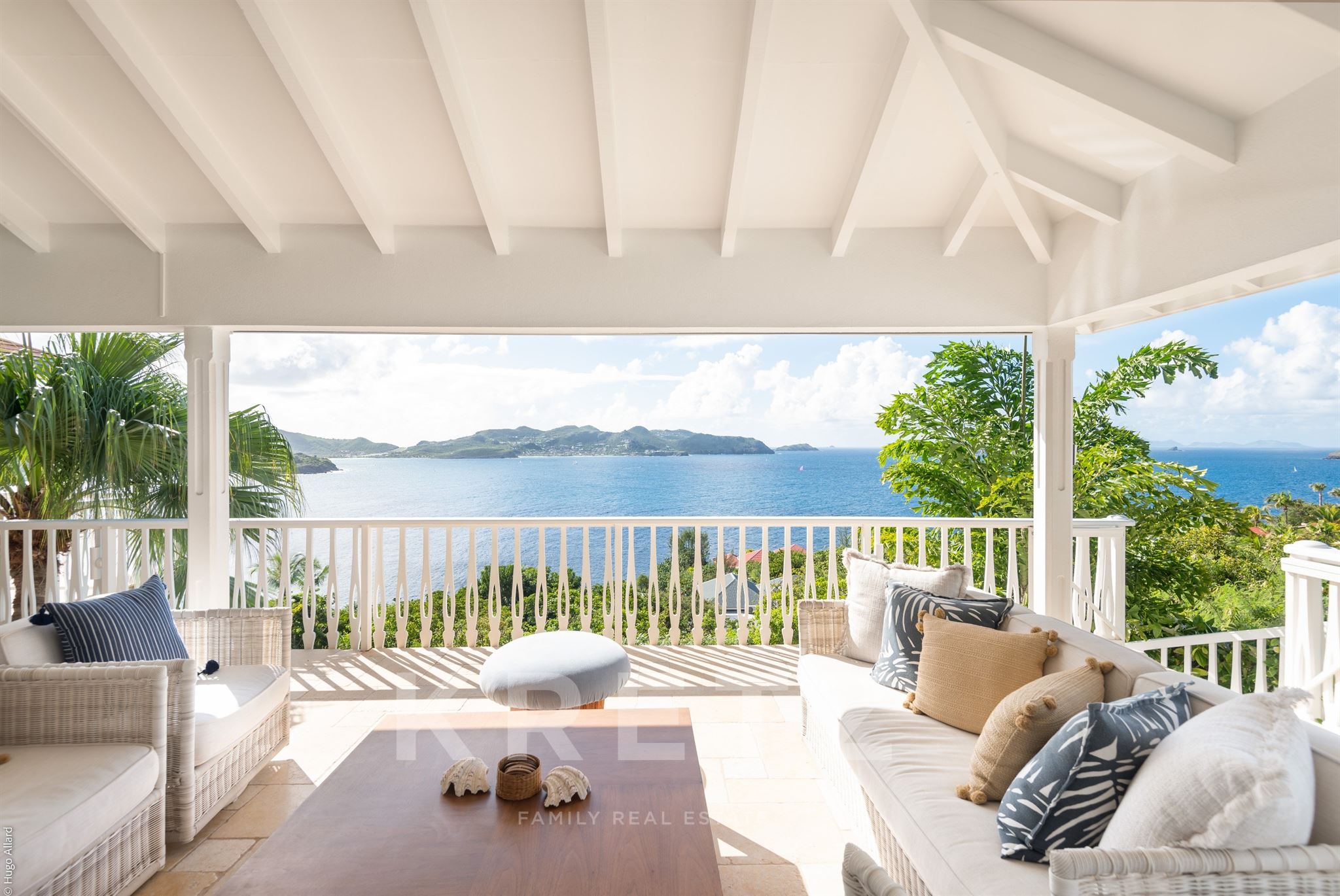 Property with panoramic sea view