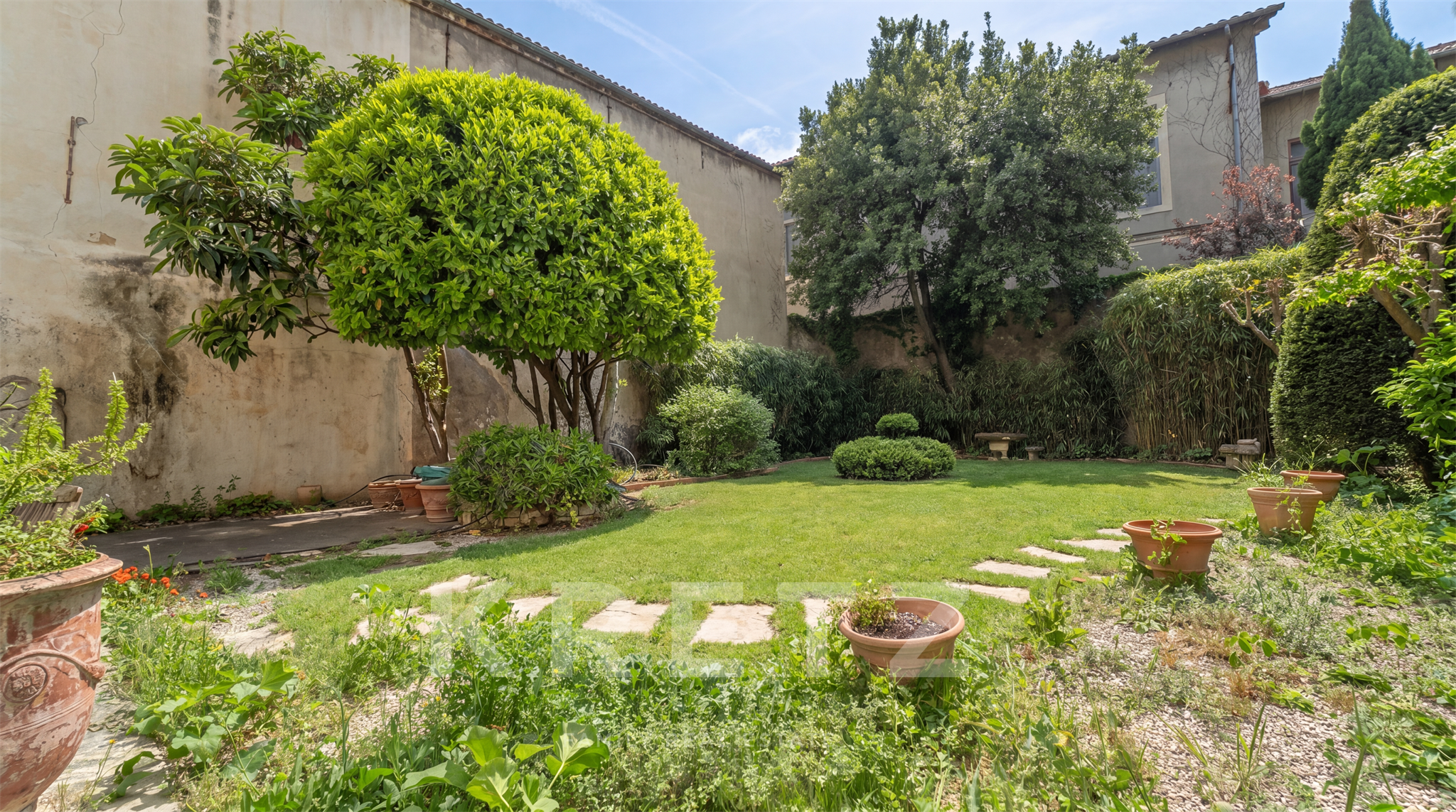 Mansion with garden (18th century) – within the city walls of Avignon