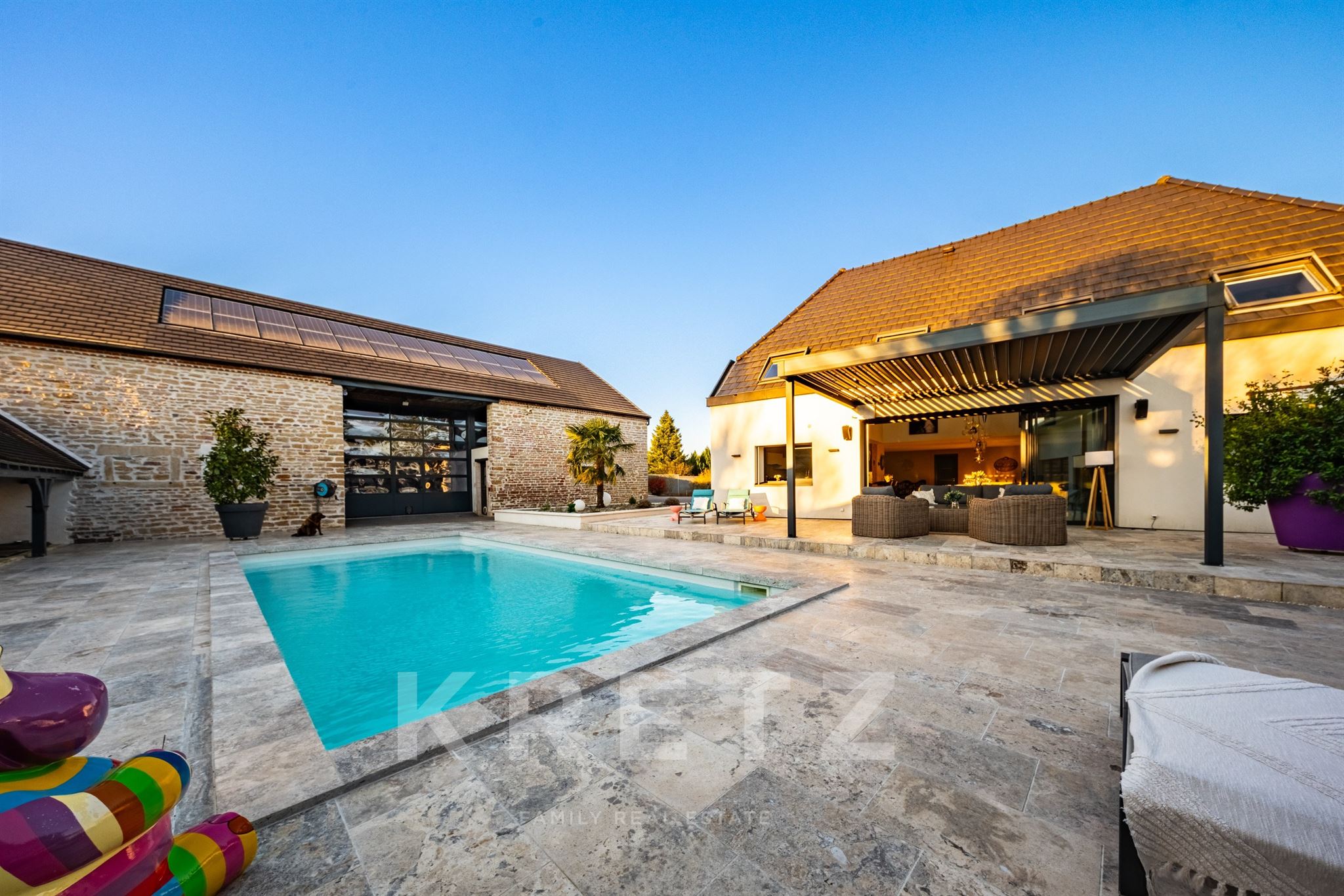 Burgundy -Exceptional property , renovated by an architect, 254 m2 - 6 bedrooms, swimming pool, outb