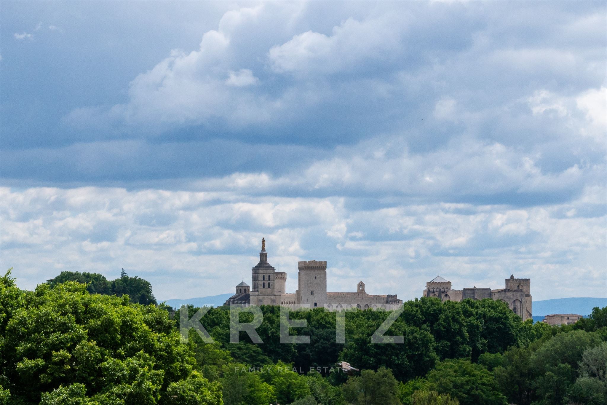 18th-Century Hilltop Estate with Iconic Views – Avignon, France