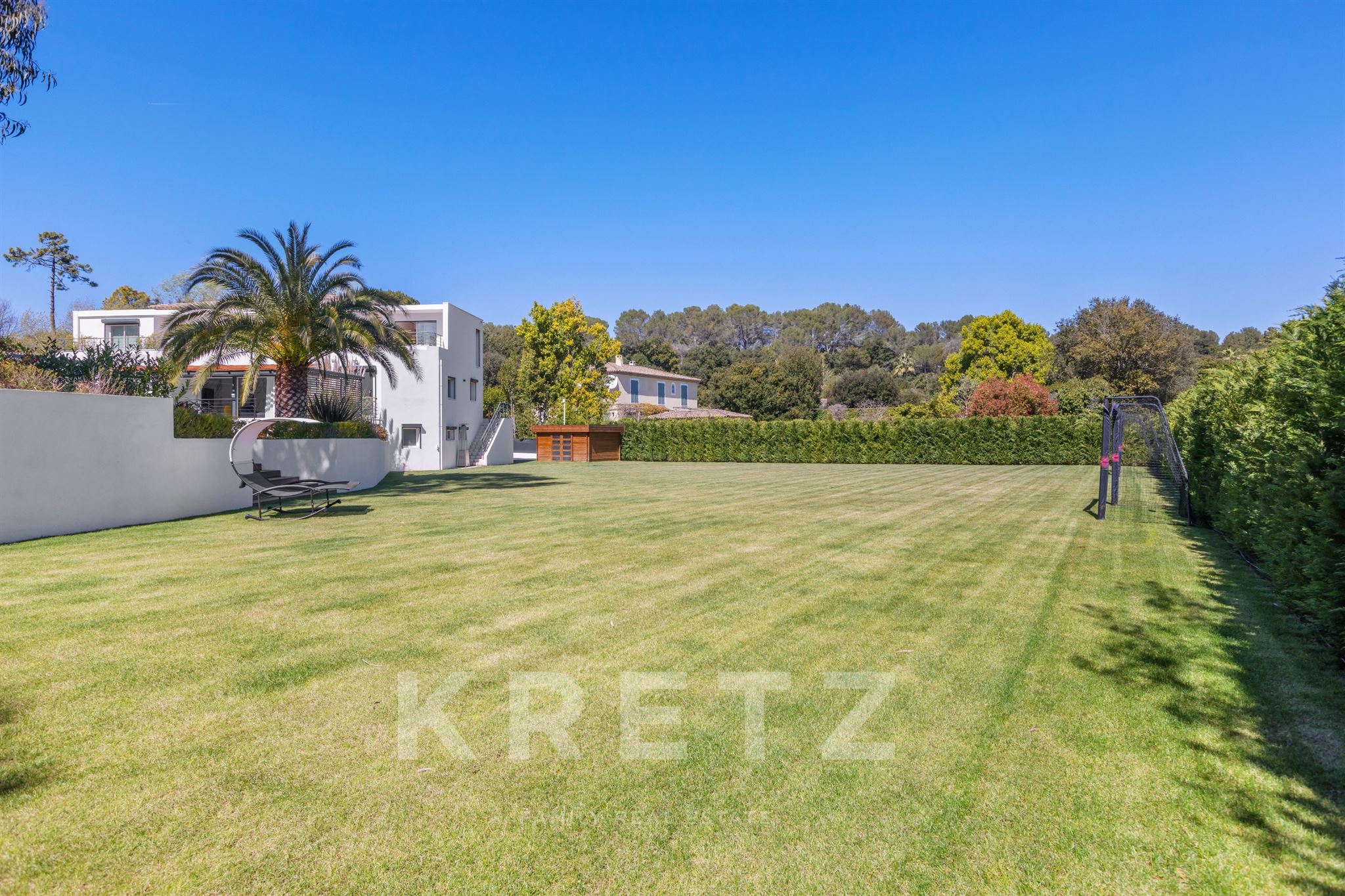 Valbonne – Turnkey contemporary property, 7 en-suite bedrooms, swimming pool and entertaining areas