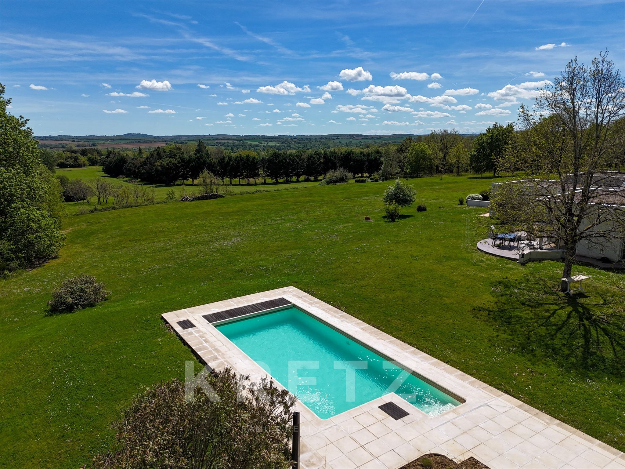 Élégante maison d’architecte sur 6 hectares avec vue golf – cadre exceptionnel