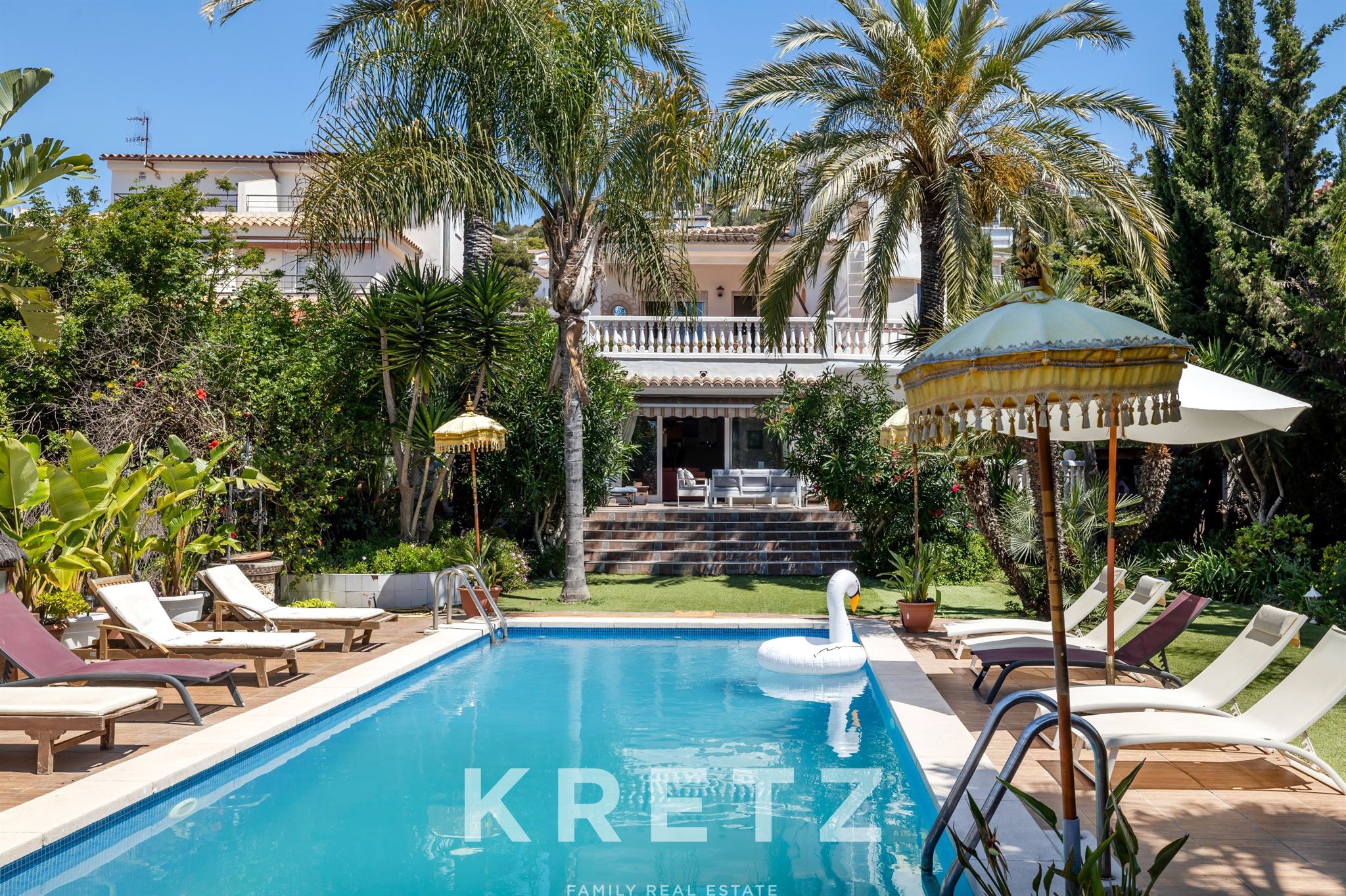 Charming house with lush garden in Levantina