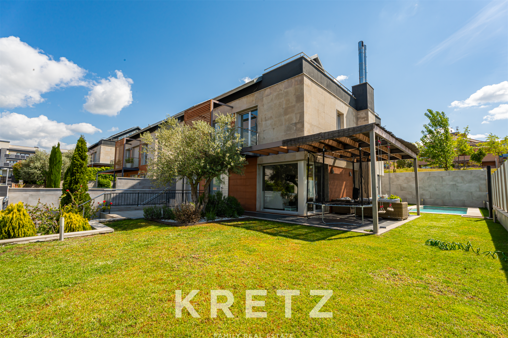 Design semi-detached house with swimming pool