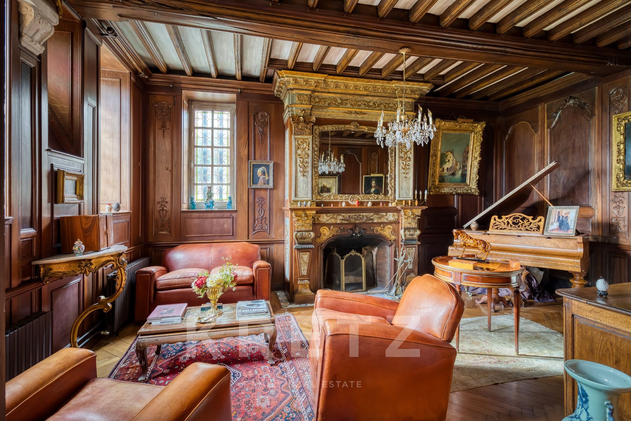 Manor and Outbuildings – Pool on 2.3 ha