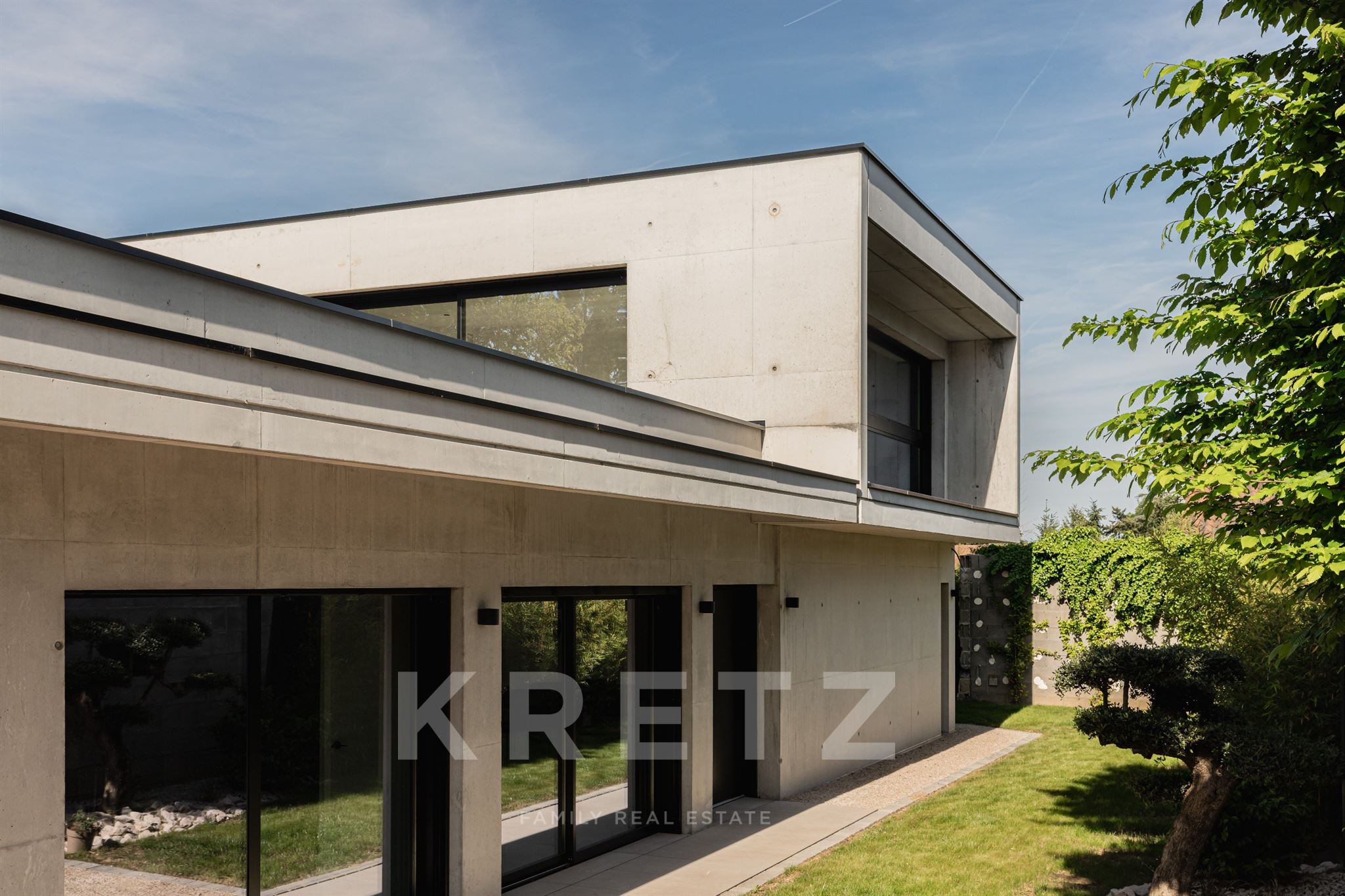 Villa d'architecte avec piscine et vue dégagée