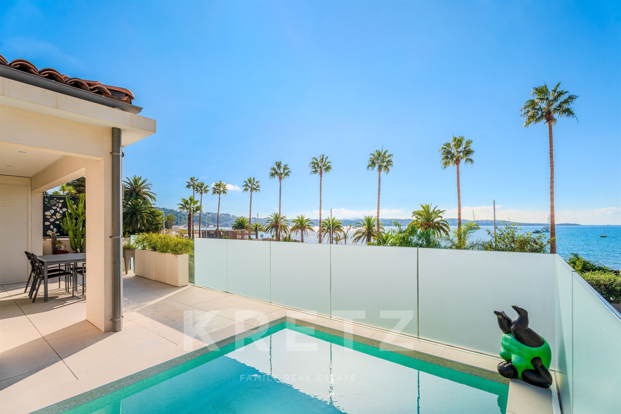 Bandol — Contemporary villa with sea view, heated pool and beach within walking distance