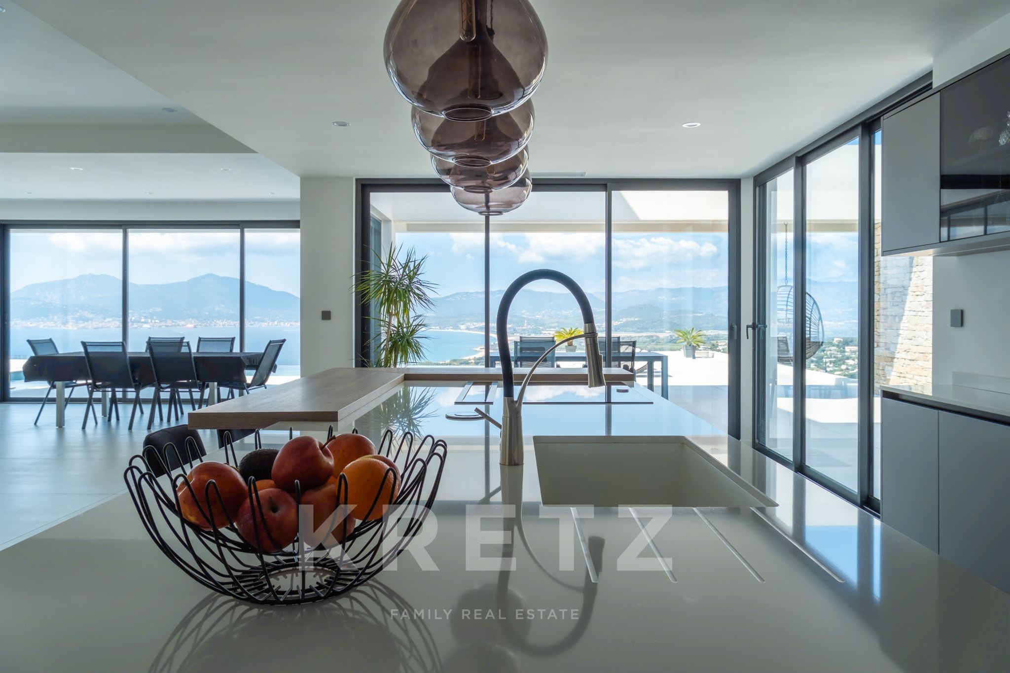 Vue splendide pour ces 2 maisons d'architecte de type californienne situées à Porticcio