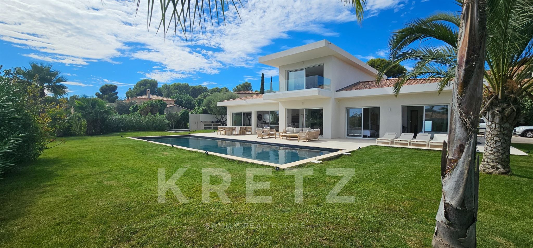 Casa moderna de 6 habitaciones, 300 m², cerca del mar.