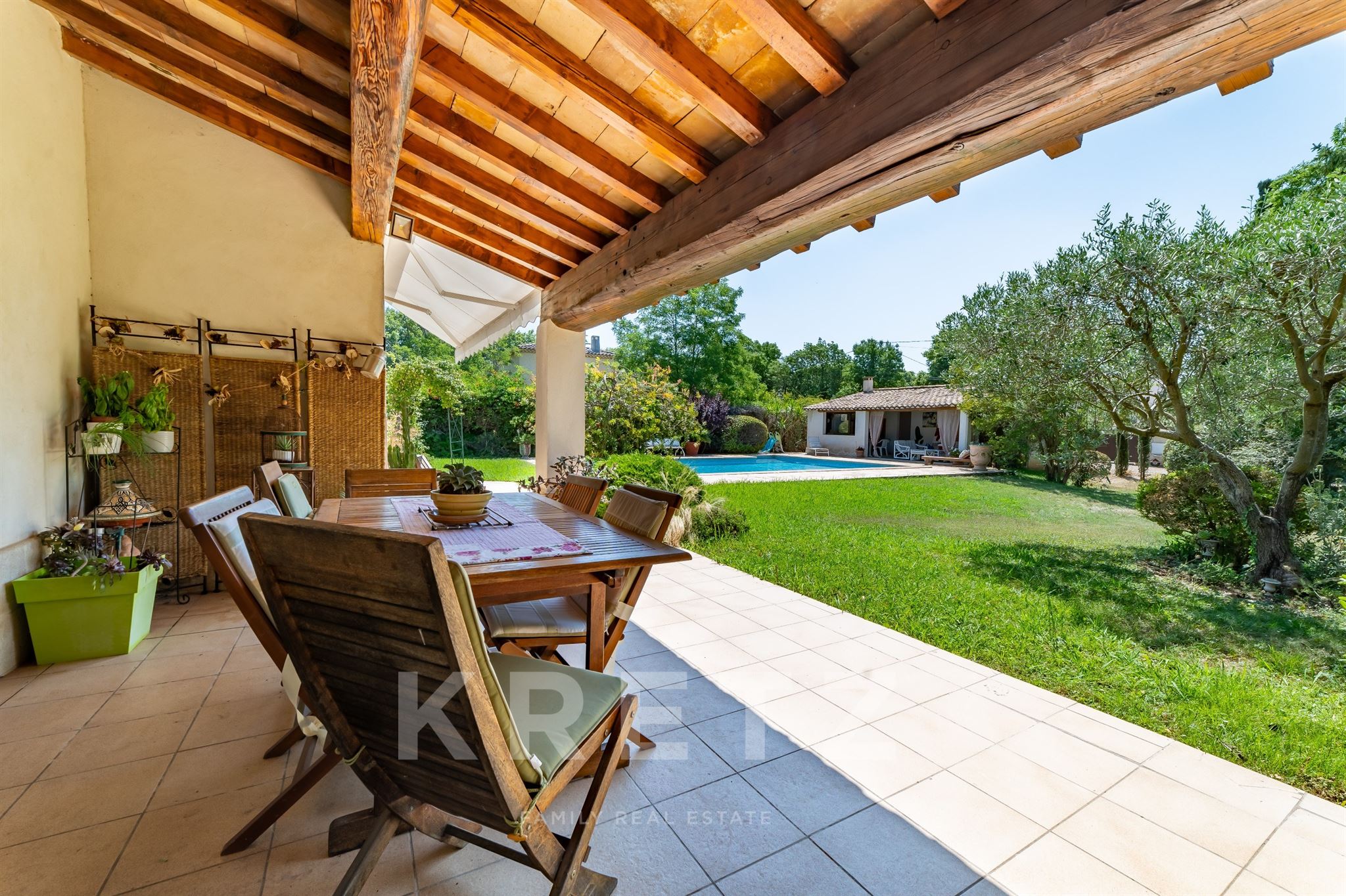 An Architect’s Retreat Nestled in a Lush Park Between Saint-Martin-de-Crau and Maussane-les-Alpilles
