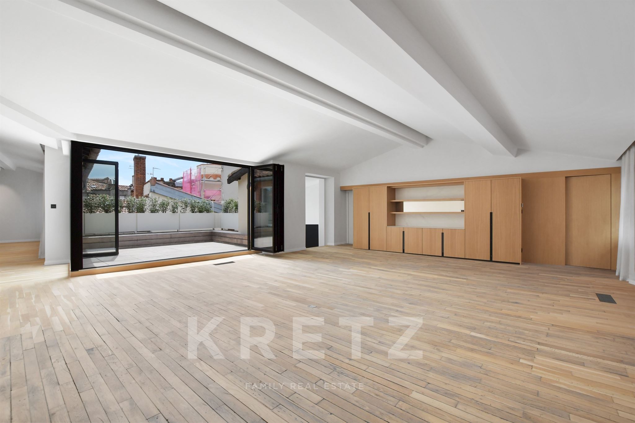TOULOUSE - CARMES, 229 M² TOP FLOOR APARTMENT WITH TERRACE AND ELEVATOR