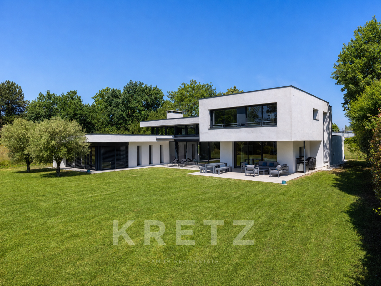 ÉCULLY – EXCEPTIONAL CONTEMPORARY ESTATE IN A PRESTIGIOUS PRIVATE DOMAIN